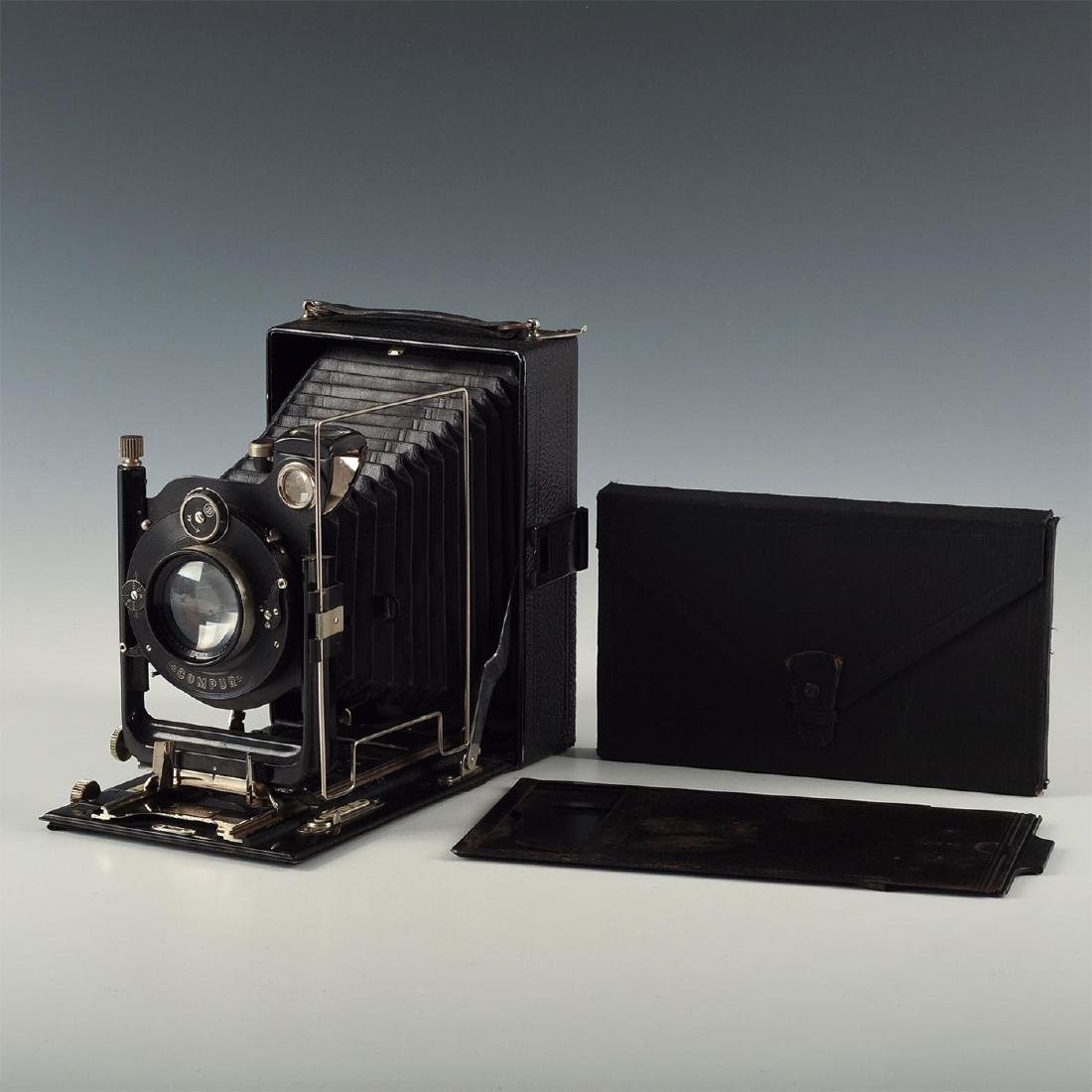 LARGE FOLDING GRODENSTOCK CAMERA W. PLATE HOLDERS: Black leather bellows camera; slip case holding 3 plate holders. Issued: 1900s Dimensions: 9"L x 5"D x 7.5"H, open Manufacturer: Grodenstock Country of Origin: Germany