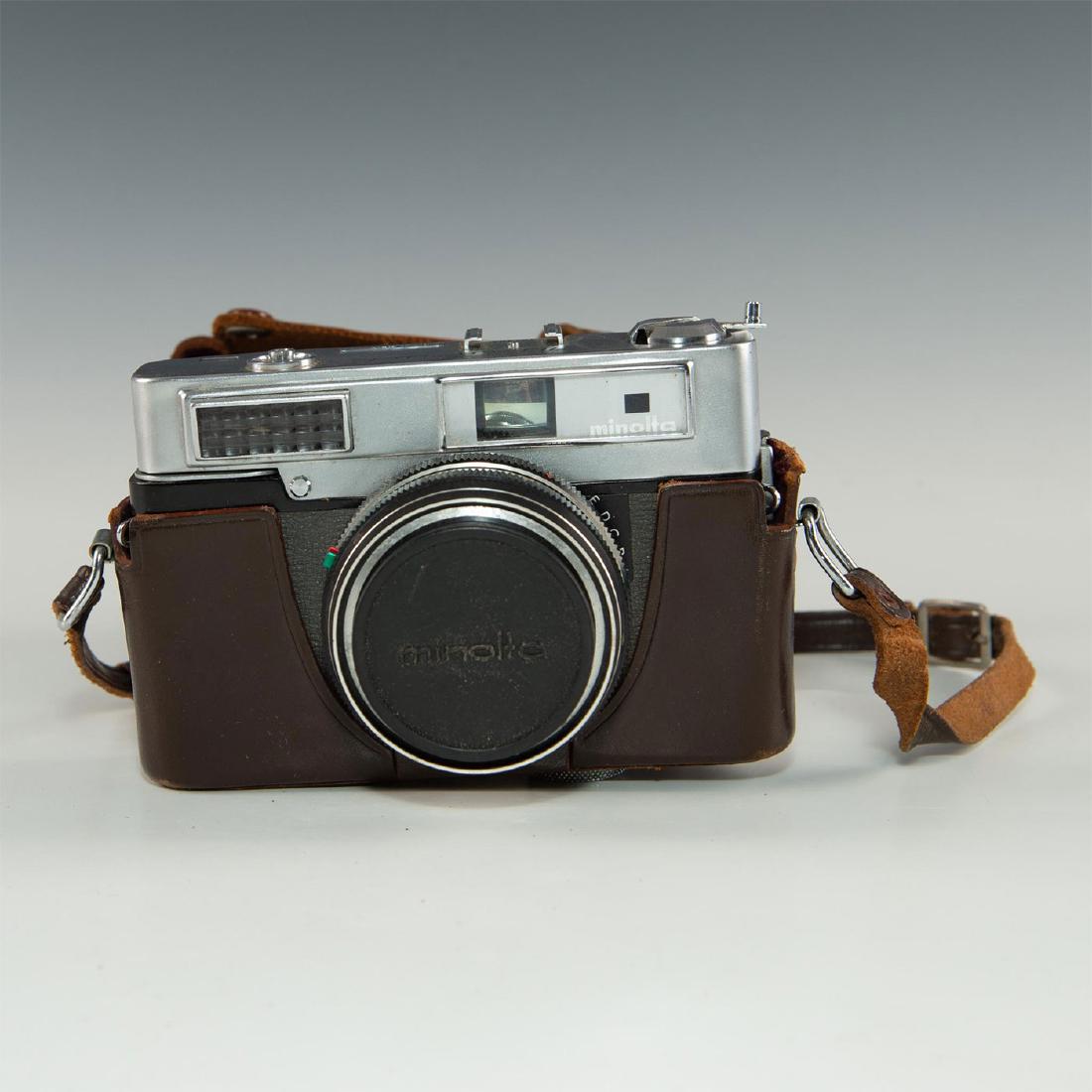 RARE MINOLTA UNIOMAT 35MM RANGEFINDER: An early product from the famed company with built in meter. Camera has its brown leather case. Issued: Mid-20th c. Dimensions: 5.75"L x 3.75"H x 3.5"D Manufacturer: Minolta Country of Origin: Japan