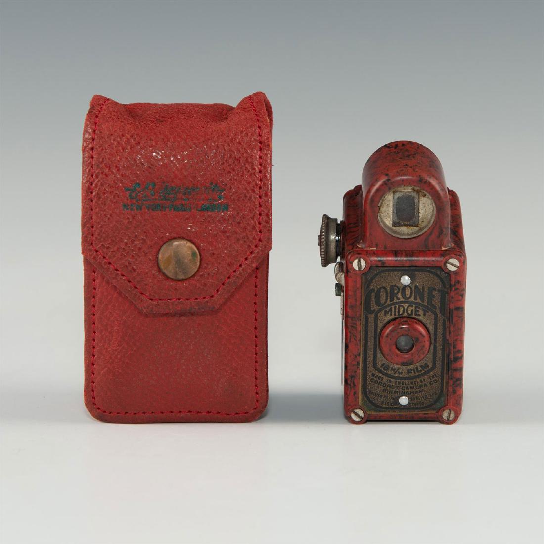 CORONET MIDGET ART DECO BAKELITE MINIATURE CAMERA, CASE: Original 16mm camera, components and embossed leather case. Original Coronet Midget Art Deco red marbled Bakelite miniature camera. Hinged metal grip to advance film. Red leather case. Case has origin