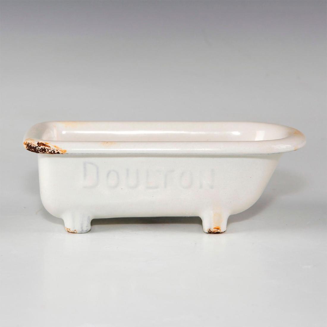 DOULTON SALESMAN SAMPLER CLAWFOOT BATH TUB: Miniature white enameled cast iron. Marked DOULTON. Issued: 20th c. Dimensions: 2.25"H x 6.25"L Manufacturer: Doulton Provenance: Melinda Alexander-Sejas Country of Origin: England