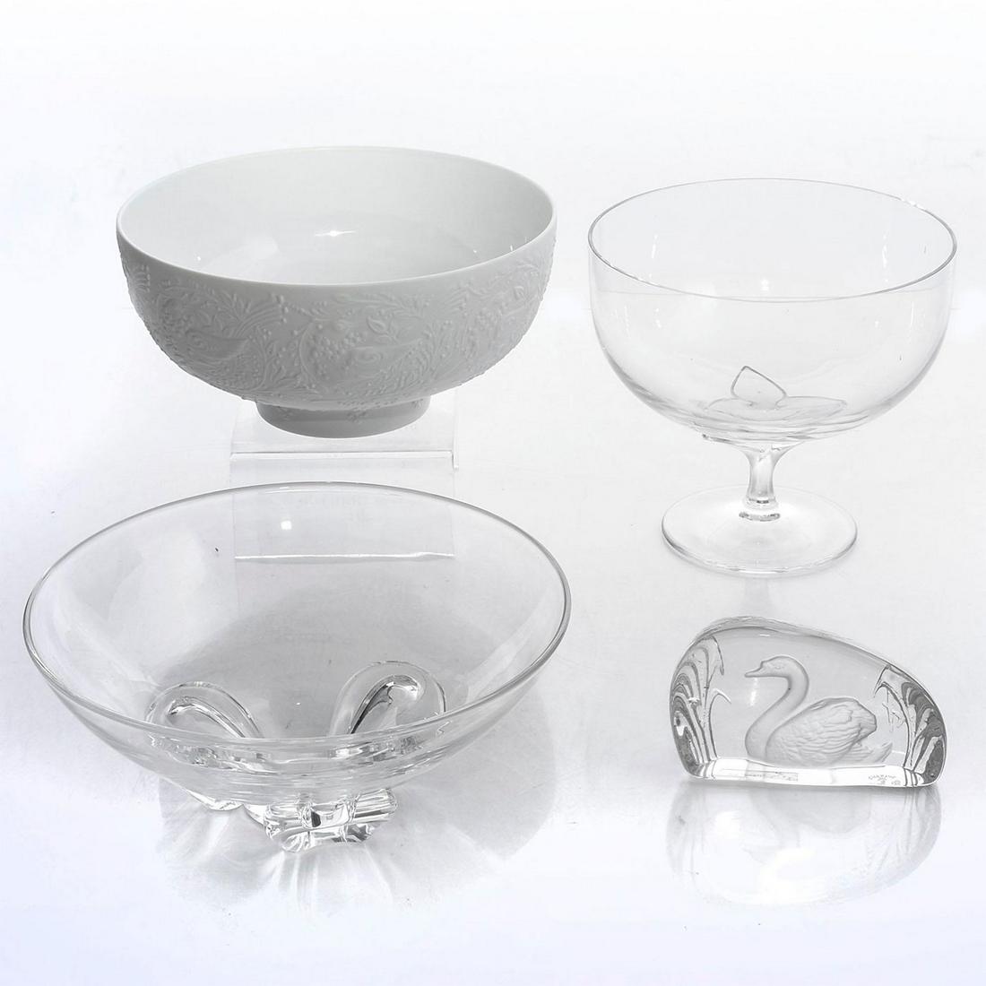 STEUBEN, ROSENTHAL AND WEDGEWOOD TABLEWARE: Paperweight with swan in center, 3 bowls. Issued: 20th c. Dimensions: 4"H Country of Origin: England