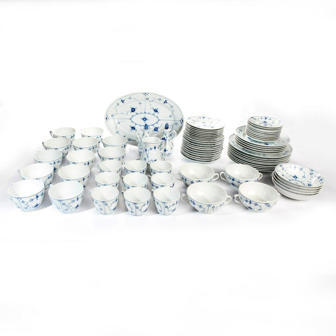 77 PIECE BING & GRONDAHL PORCELAIN SET: Each piece has B&G backstamp to bottom. 4 soup bowls, 20 tea or coffee cups, 29 saucers, 9 dinner plates, 5 salad plates, 5 fruit or dessert bowls, oil and vinegar jugs, creamer and small tray, large 