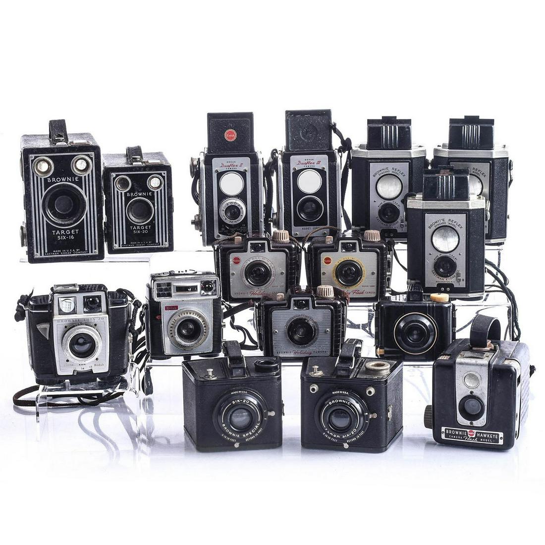 GROUP OF 16 KODAK BROWNIE CAMERAS (1 of 13)