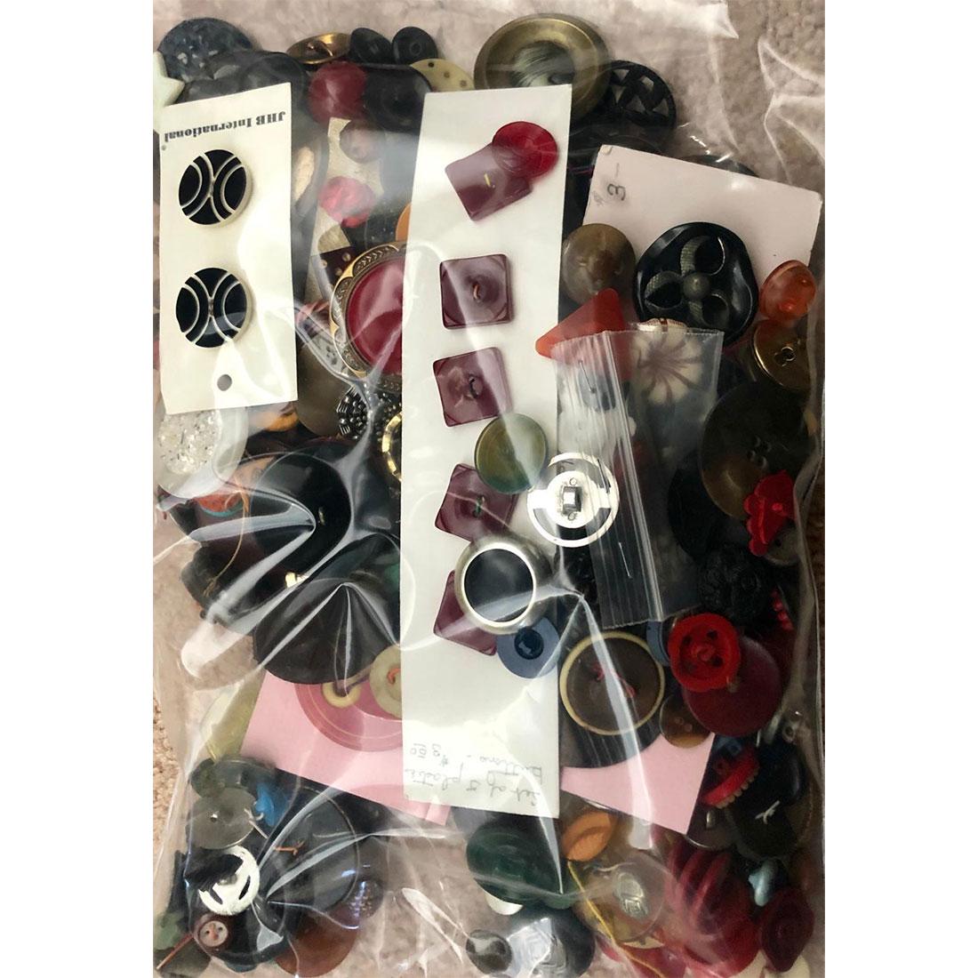 BAG LOT OF ASSORTED PLASTIC BUTTONS: A large quantity of celluloid & plastic buttons. This bag lot contains a large group of celluloid, Bakelite and other plastics in assorted sizes and techniques