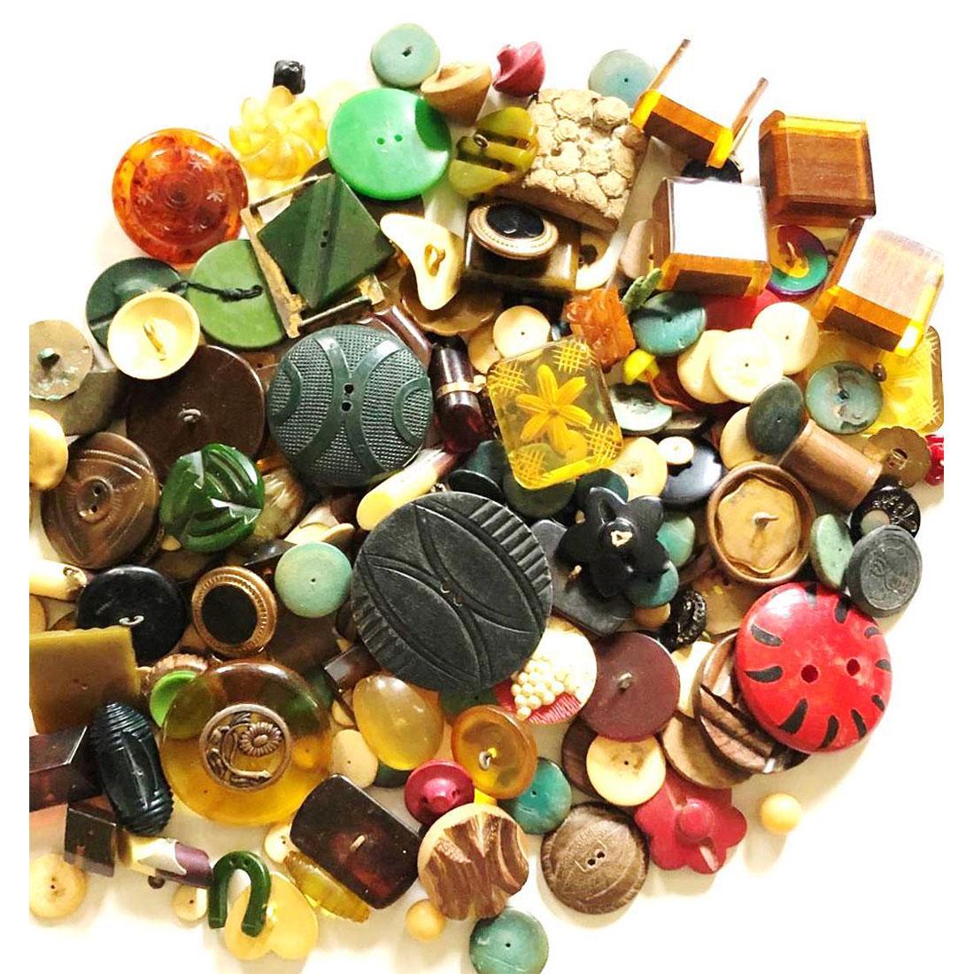 BAG LOT OF REALSTIC BUTTONS INCLUDING BAKELITE: A large bag lot of plastic buttons including Bakelite. In this lot you'll find a cool set of square laminated Bakelite, some applejuice Bakelite and other plastic sets as well.