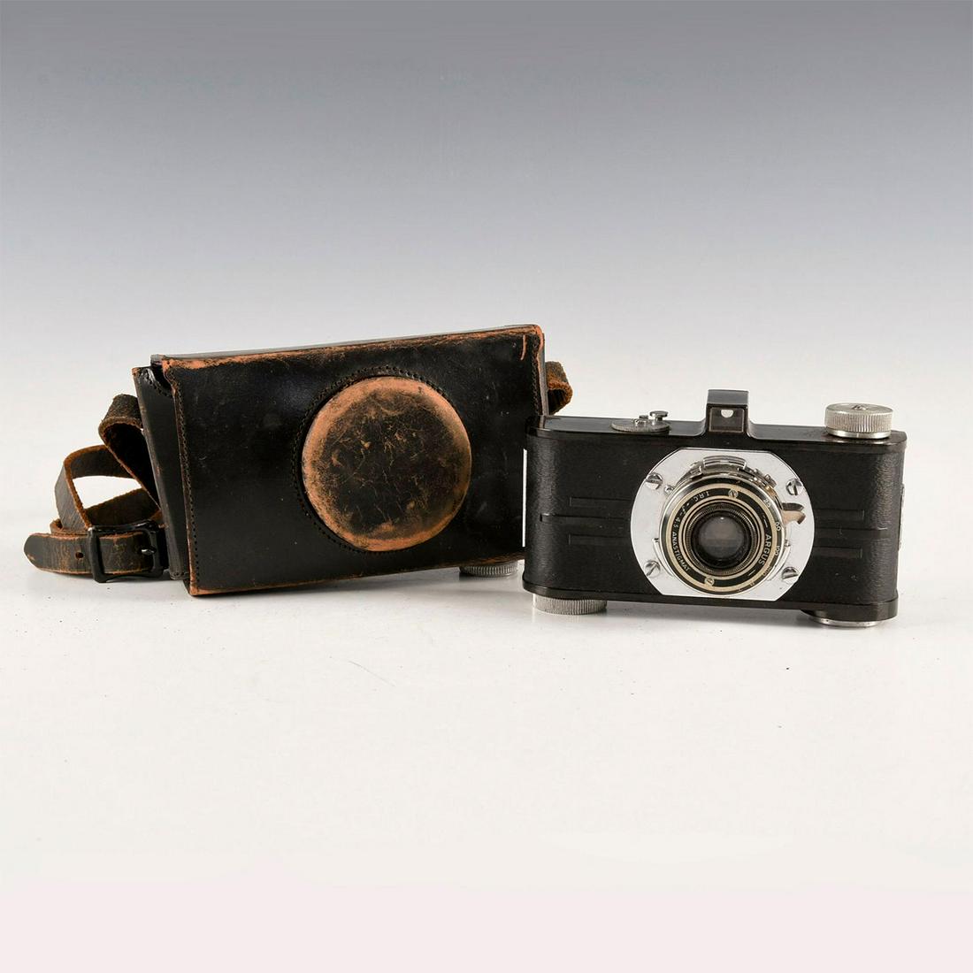 VINTAGE ARGUS MODEL A 35 MM CAMERA, WITH LEATHER CASE: Incised triple diagonal square design, black Bakelite and chrome. An example of Art Deco design, the Argus Model A was the first low-cost 35 mm camera manufactured in the United States. Original black