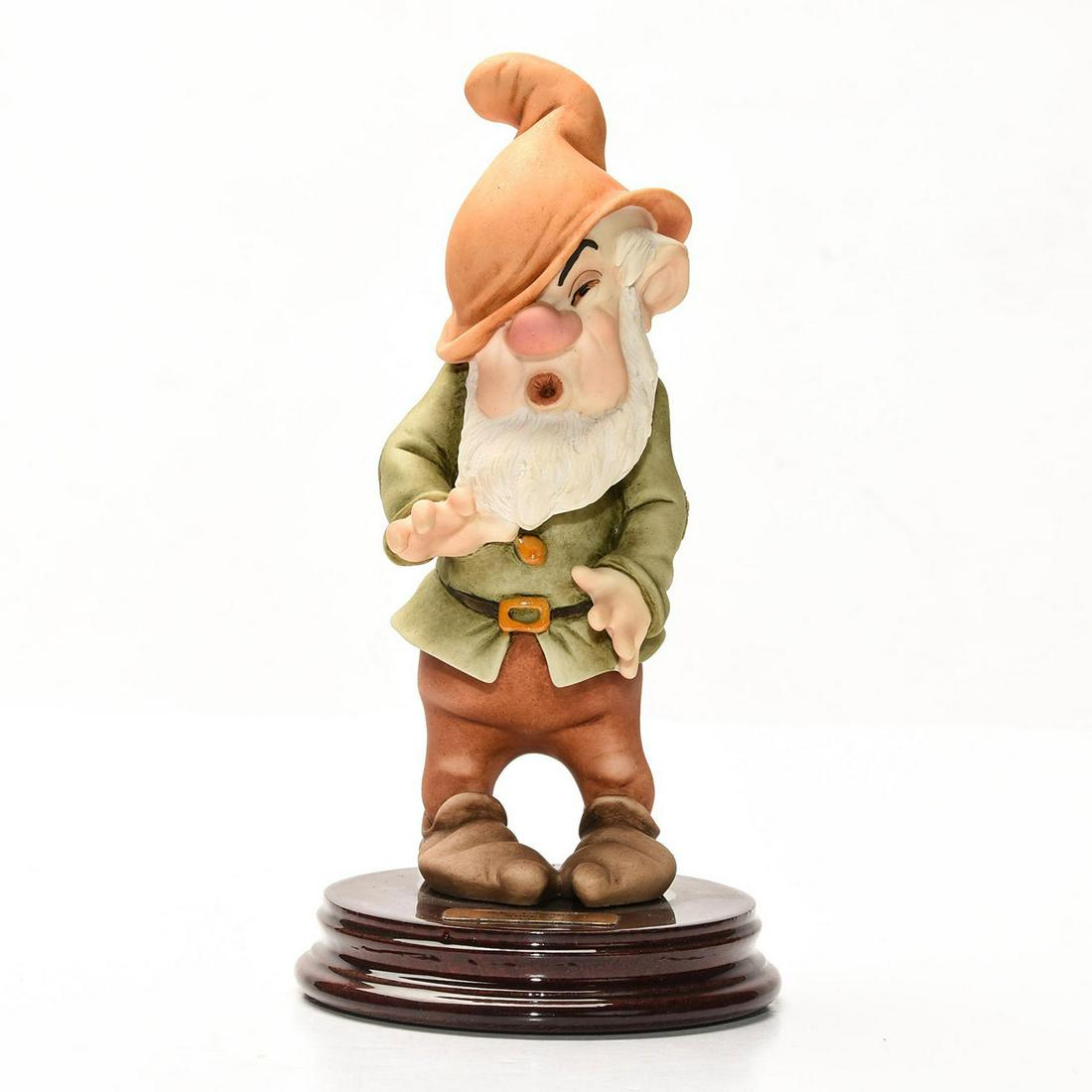 DISNEY GIUSEPPE ARMANI SNOW WHITE FIGURINE, SNEEZY: Artist signed, presented on decorative wooden base. DISNEY stamp. A Walt Disney special edition sculpture by Italian artist Giuseppe Armani (1935-2006) depicting an exquisitely detailed scene from the