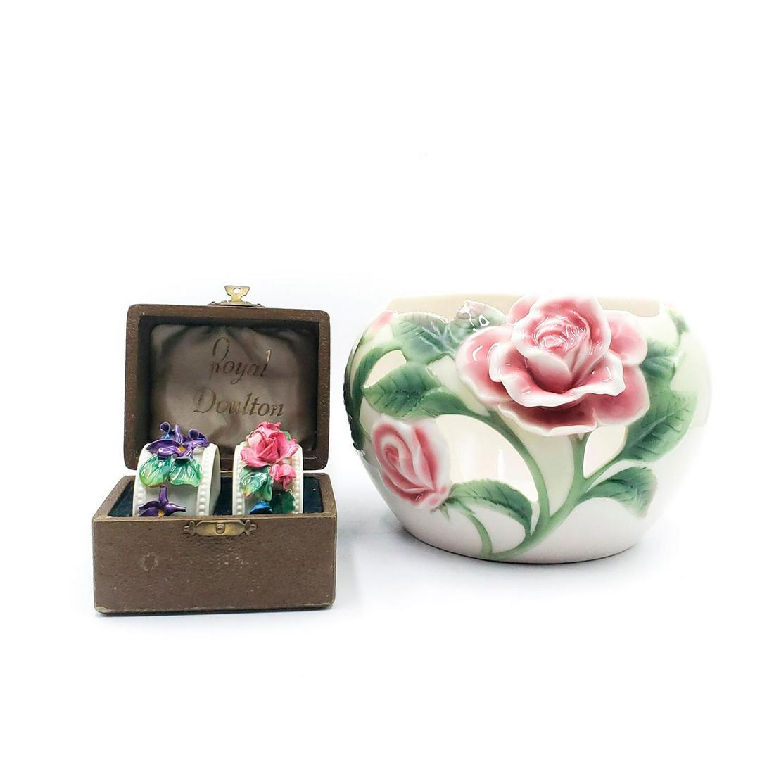 3 FLORAL TABLE CERAMICS 1 FLOWER VASE, 2 NAPKIN RINGS: Franz flower vase, Royal Doulton napkin ring. Issued: 20th c. Dimensions: 7"D, largest