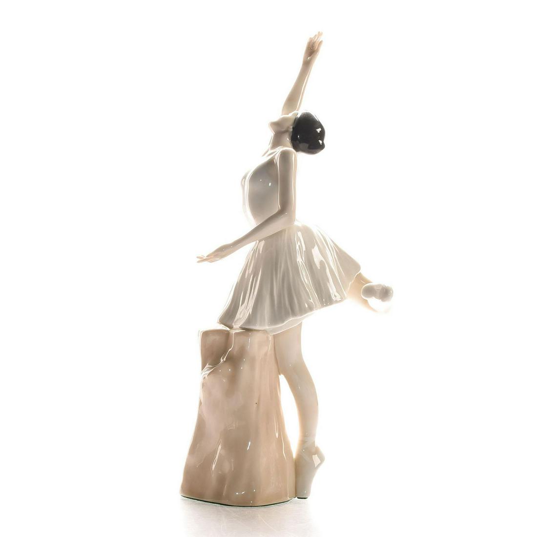 ROYAL DOULTON FIGURINE, BALLERINA HN3197: The Reflections Collection is a dramatic example of Royal Doultons sculptural artistry. Each figure in the collection reflects the sculptors impressions of the grace and poise of earlier times. Eloque