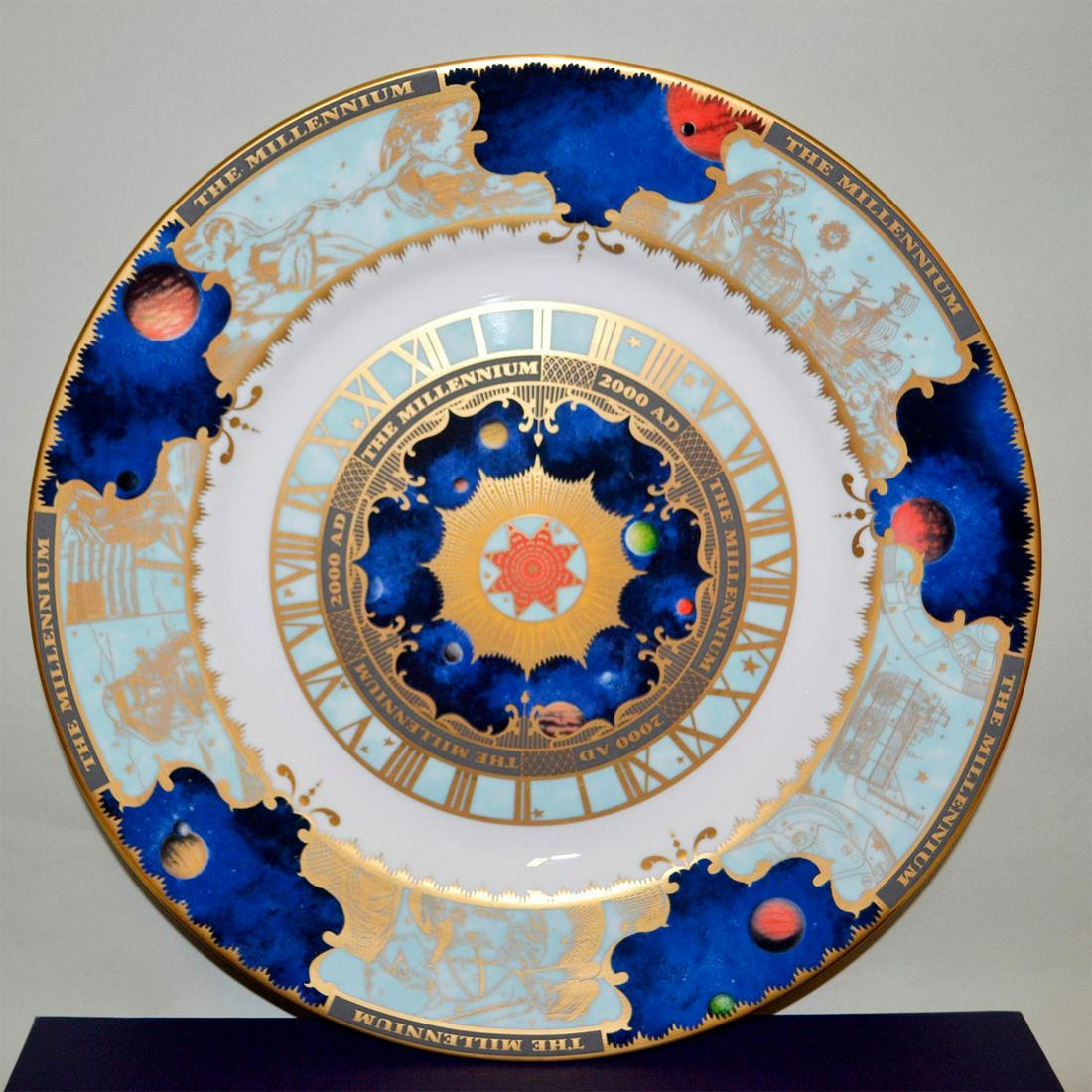 ROYAL WORCESTER PORCELAIN MILLENNIUM PLATE, YEAR 2000: English Fine Bone China, In celebration Millennium, year 2000. Hallmark on reverse, original box. English Fine Bone China, glazed decorated. In celebration of the Millennium, year 2000. Authentic hall
