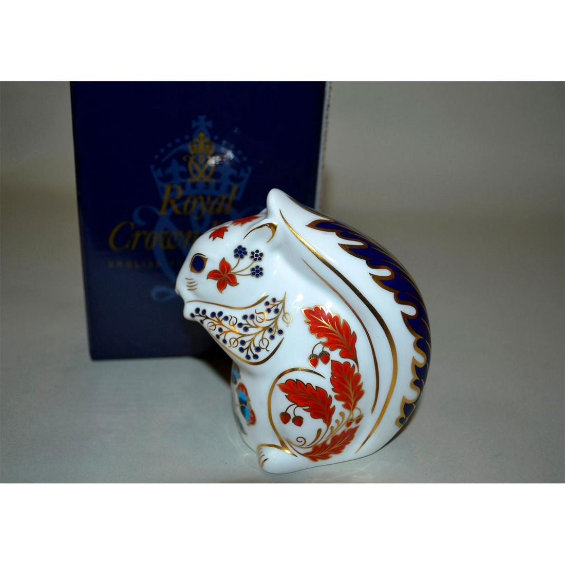 ROYAL CROWN DERBY SQUIRREL PAPERWEIGHT: English Fine Bone China, 22 carat gold, with stopper. LX. Hallmarked with box. Signed by artist. English Fine Bone China, 22 carat gold, with stopper. LX. Authentic Hallmark, with box. Signed by the a