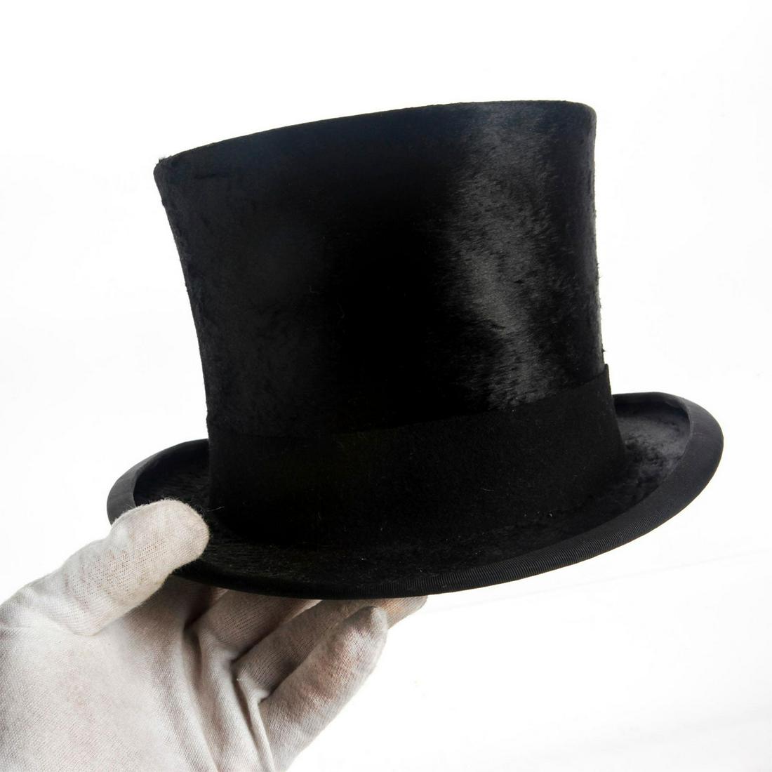 GELOT FRENCH STYLE MEN'S BLACK OPERA STYLE HAT: Elegant vintage topper. Supplier to King Edward VIII. Gelot backstamp. The initials H. I. A. are marked within hat. Issued: 20th c. Dimensions: 6.25"H x 13"L x 10"W Manufacturer: Gelot Country of Orig
