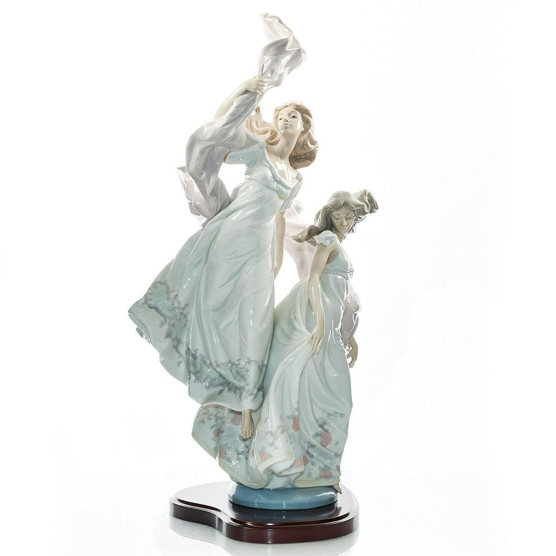 LG LLADRO FIGURINE, ALLEGORY OF LIBERTY 01005819: Porcelain; gloss. High symbolic piece features 2 graceful ladies. Complete with base. Symbolic piece captivates grace, flow and elegance. This piece was made to deliver a broader message about human v