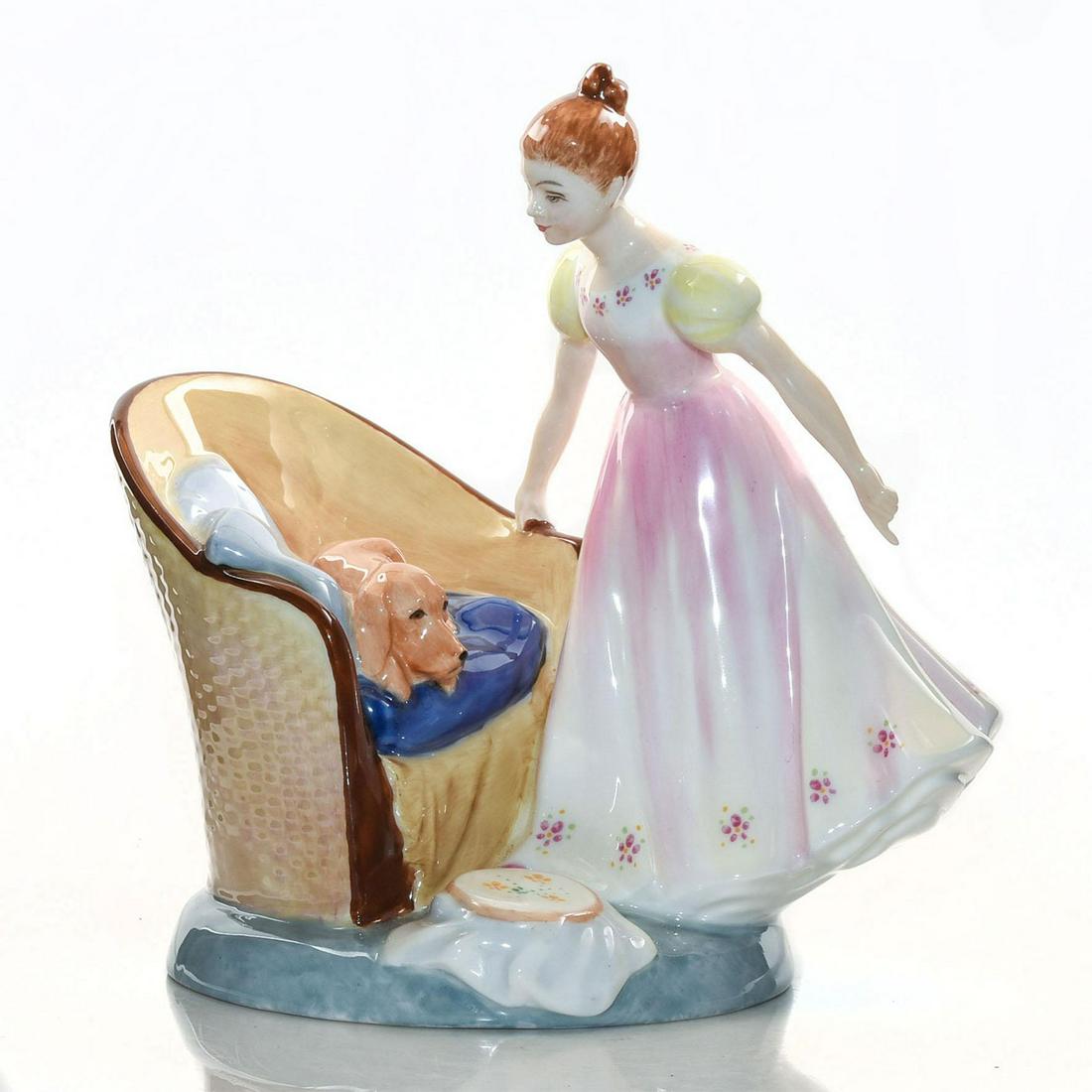 ROYAL DOULTON FIGURINE, BEAT YOU TO IT HN2871: In a world where old fashioned values seems to be long gone, a tradition of craftsmanship still lives on in the Royal Doulton studios in which these figures are created. The artists and sculptors, pot