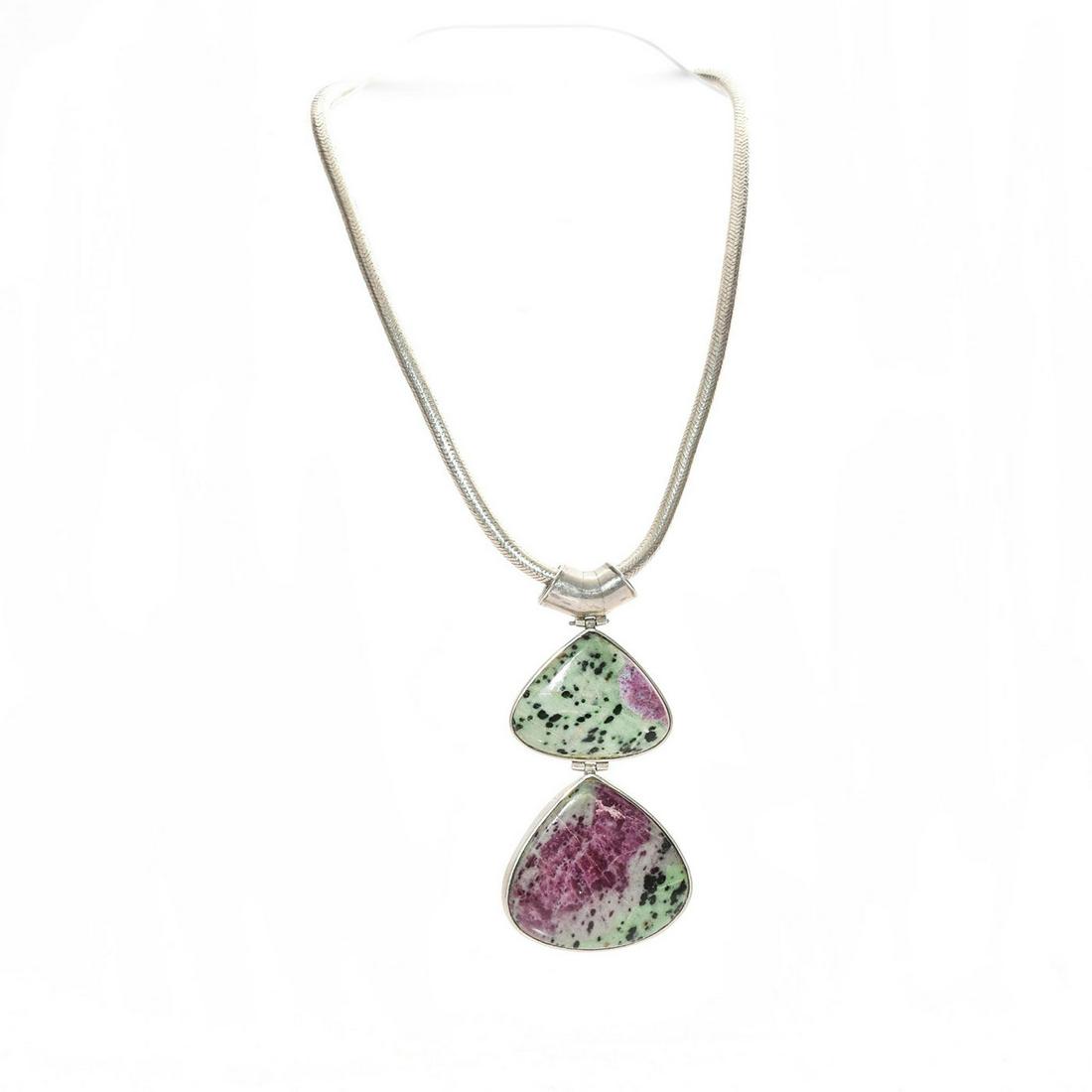 STERLING SILVER NECKLACE W. INSET AGATE STONES: Hallmarked, stamped 925. Total weight is approximately 129.8g. Issued: 20th c. Dimensions: 17"L Provenance: David Farin Collection