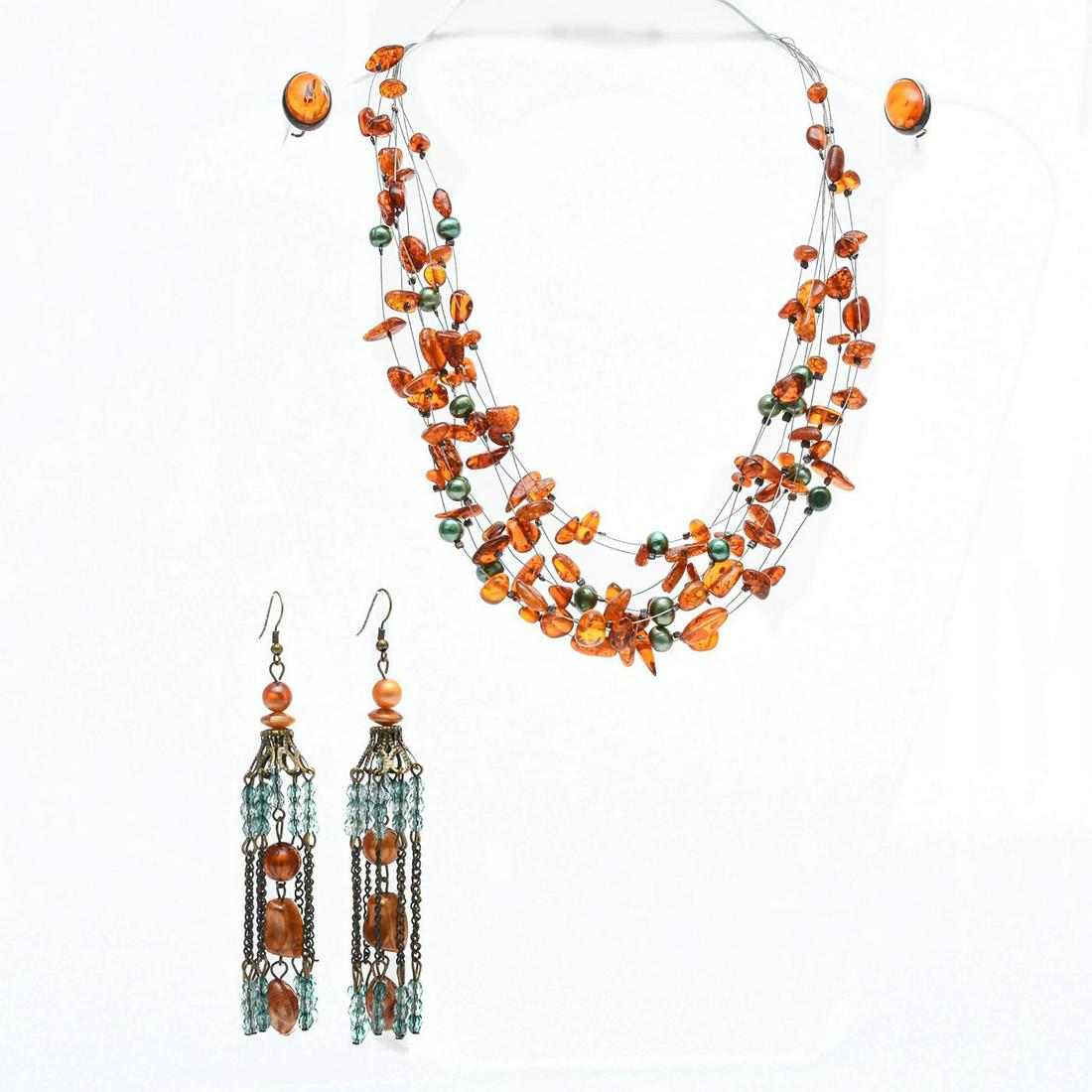 BALTIC AMBER ON FLOWING NECKLACE AND EAR RINGS: Jewelry with naturalistic stones. Total weight 45g. Necklace size 17". Issued: 20th c. Dimensions: 45g. Provenance: David Farin Collection
