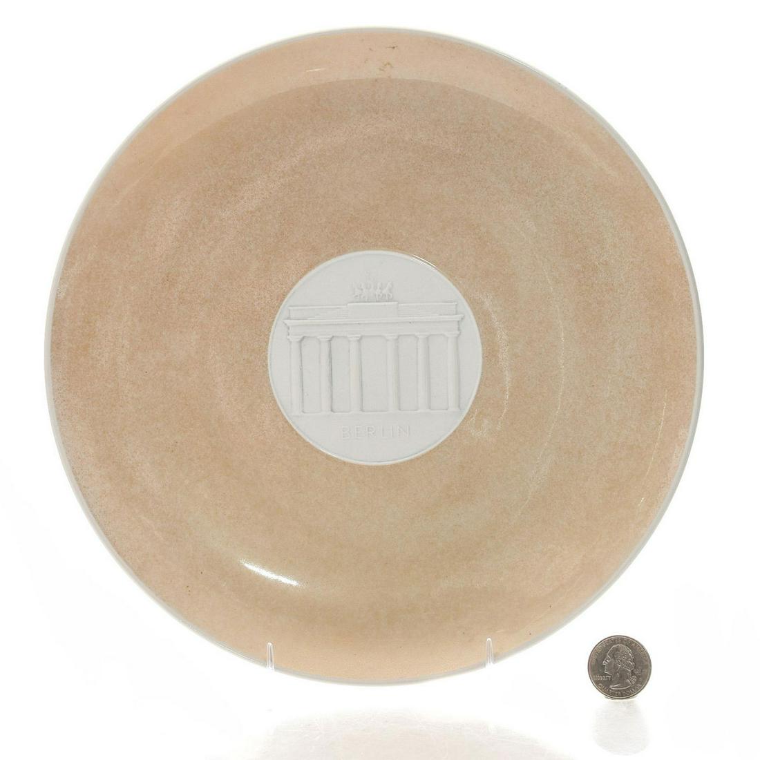 KPM BERLIN PORCELAIN BRANDENBURG GATE CLOUDED GOLD: Raised molded bisque central image with raised letters BERLIN. An exquisite 20th century glazed porcelain dinner plate, decorated with a raised and molded bisque depiction of the Brandenburg Gate to t