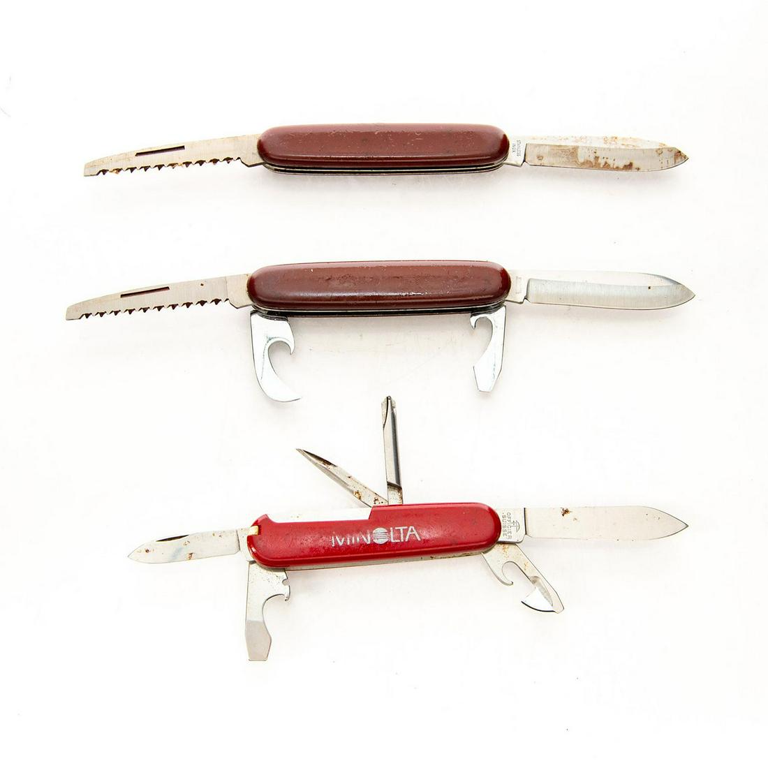 3 VINTAGE WW2 STAINLESS SWISS ARMY KNIVES: Knives with markings from England and Switzerland. Issued: 1940 C. Dimensions: 3.5"L
