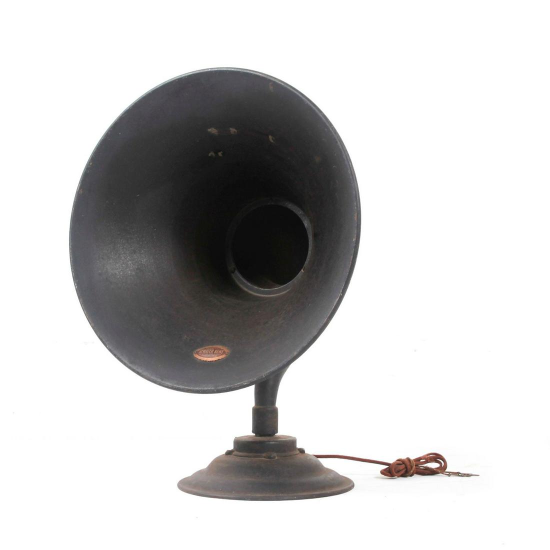 VINTAGE ART DECO ERA ATWATER KENT MODEL L SPEAKER: Jazz Age audio equipment. Horn loudspeaker, no power needed. Issued: 1926 Dimensions: 19"H x 11.5"L Manufacturer: Atwater Kent Manufacturing Company Country of Origin: United States