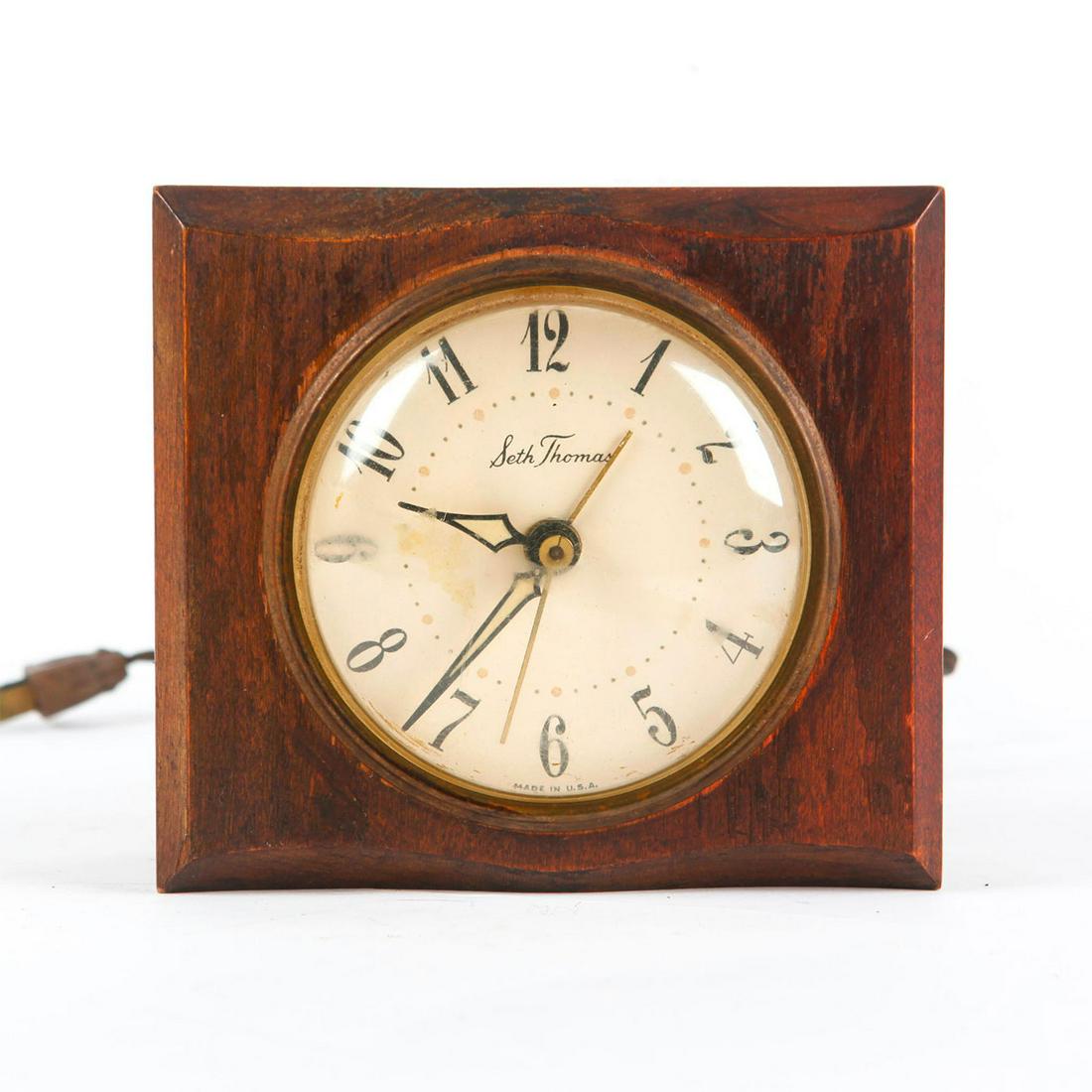 VINTAGE AMERICANA WOODEN SETH THOMAS MANTLE CLOCK: World War II era timepiece. Wood, Bakelite, and metal. Issued: c. 1940 Dimensions: 7"H x 5.25"L Manufacturer: Seth Thomas Clock Company Country of Origin: United States