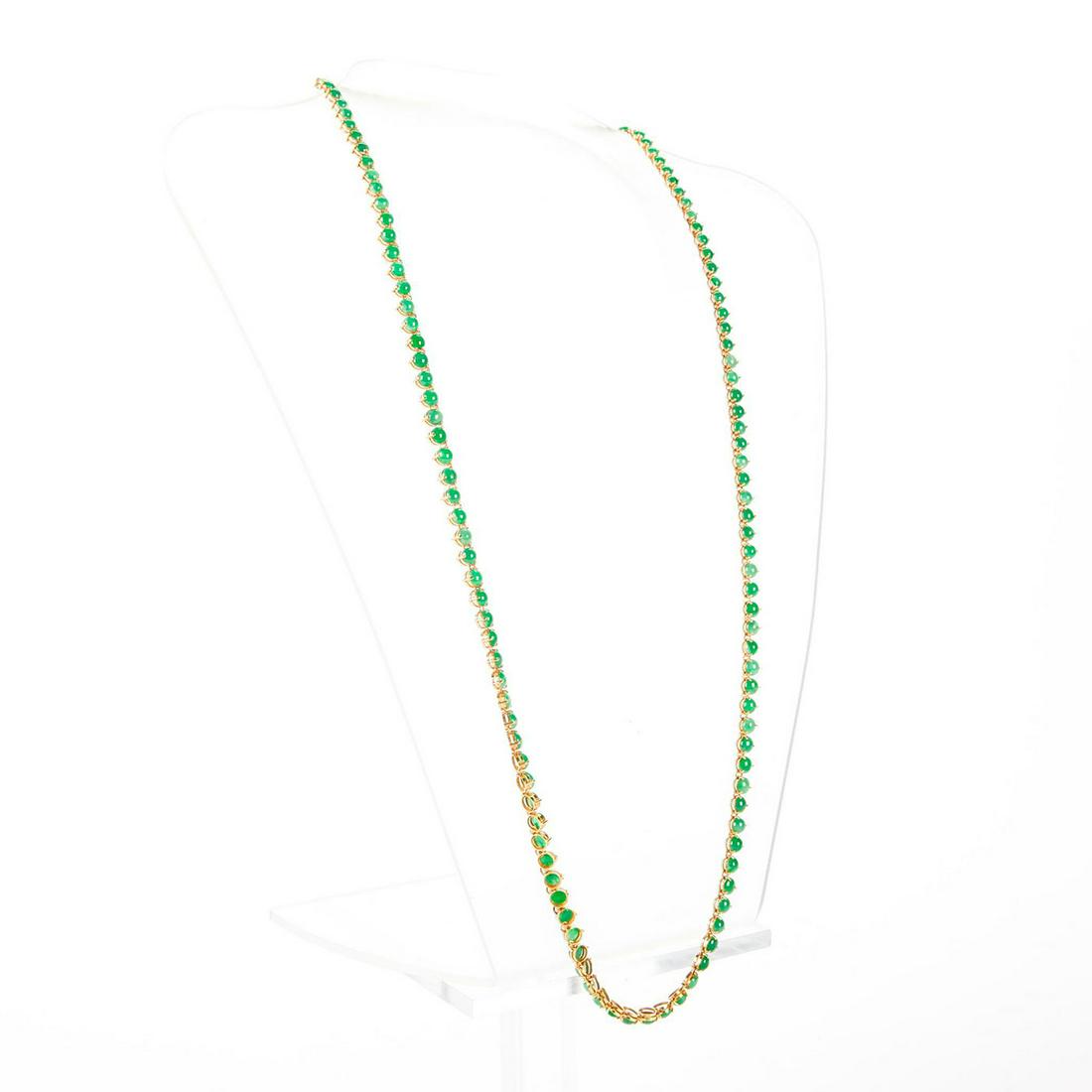 18K GOLD AND JADEITE NECKLACE: Stamped 18K to clasp. Total weight is approximately 26.8g. Issued: 20th c. Dimensions: 28"L