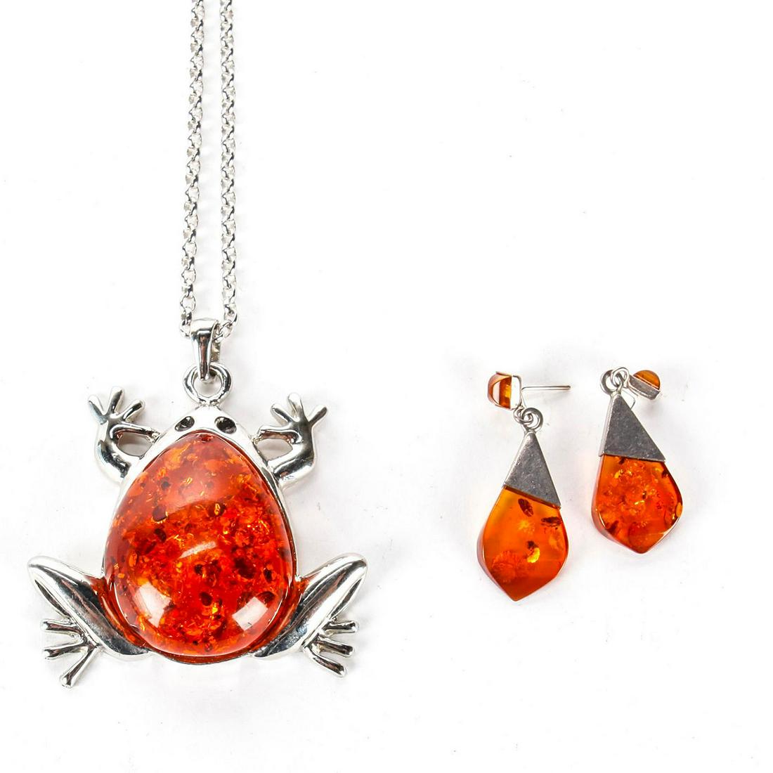 LARGE AMBER IN FROG PENDANT WITH MATCHING EARRINGS: Sterling silver necklace. Total weight 55g. Necklace size 18". Issued: 20th c. Dimensions: Total weight 55g.