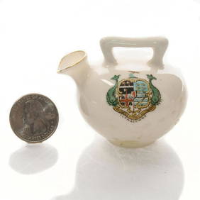 GOSS CRESTED HERALDIC CHINA MINIATURE VASE, ILFRACOMBE (1 of 3)
