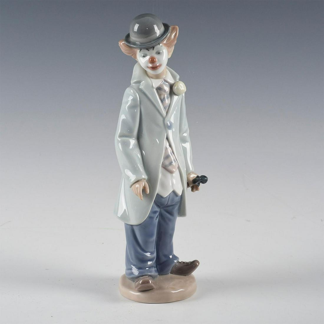 LLADRO FIGURINE CIRCUS SAM CLOWN: Figure of a clown with a violin - Lladro number 01005472. Lladro backstamp. Artist: Francisco Catala Issued: 1988 Dimensions: 8.75"H Manufacturer: Lladro Country of Origin: Spain