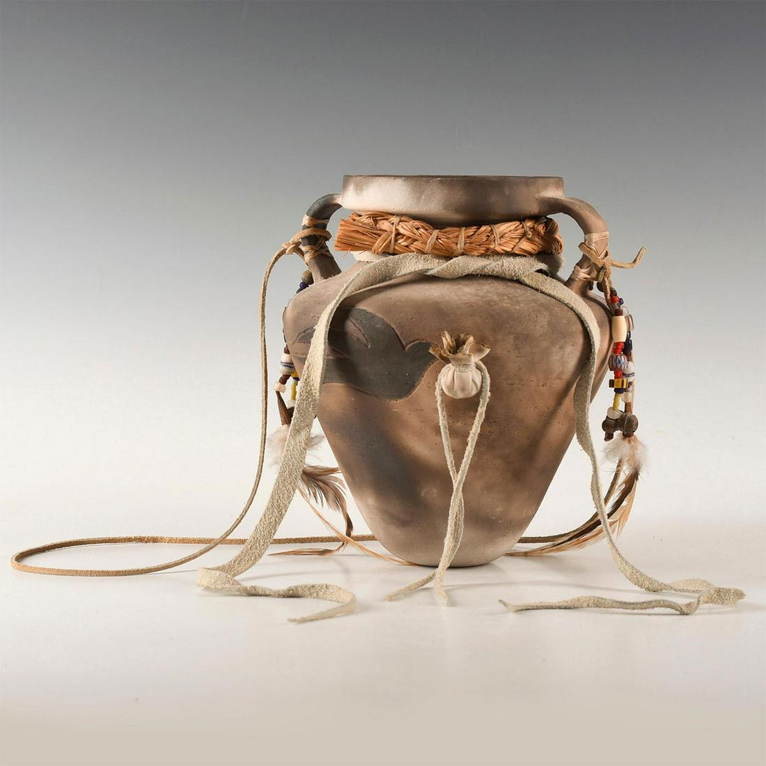 NATIVE AMERICAN PUEBLO POTTERY CLAY VASE OR CONTAINER (1 of 9)