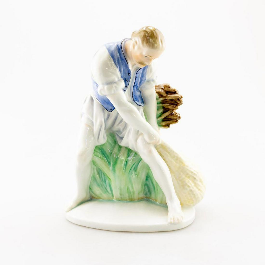 HEREND HUNGARIAN PORCELAIN FIGURINE, FISHERMAN 5510 (1 of 3)