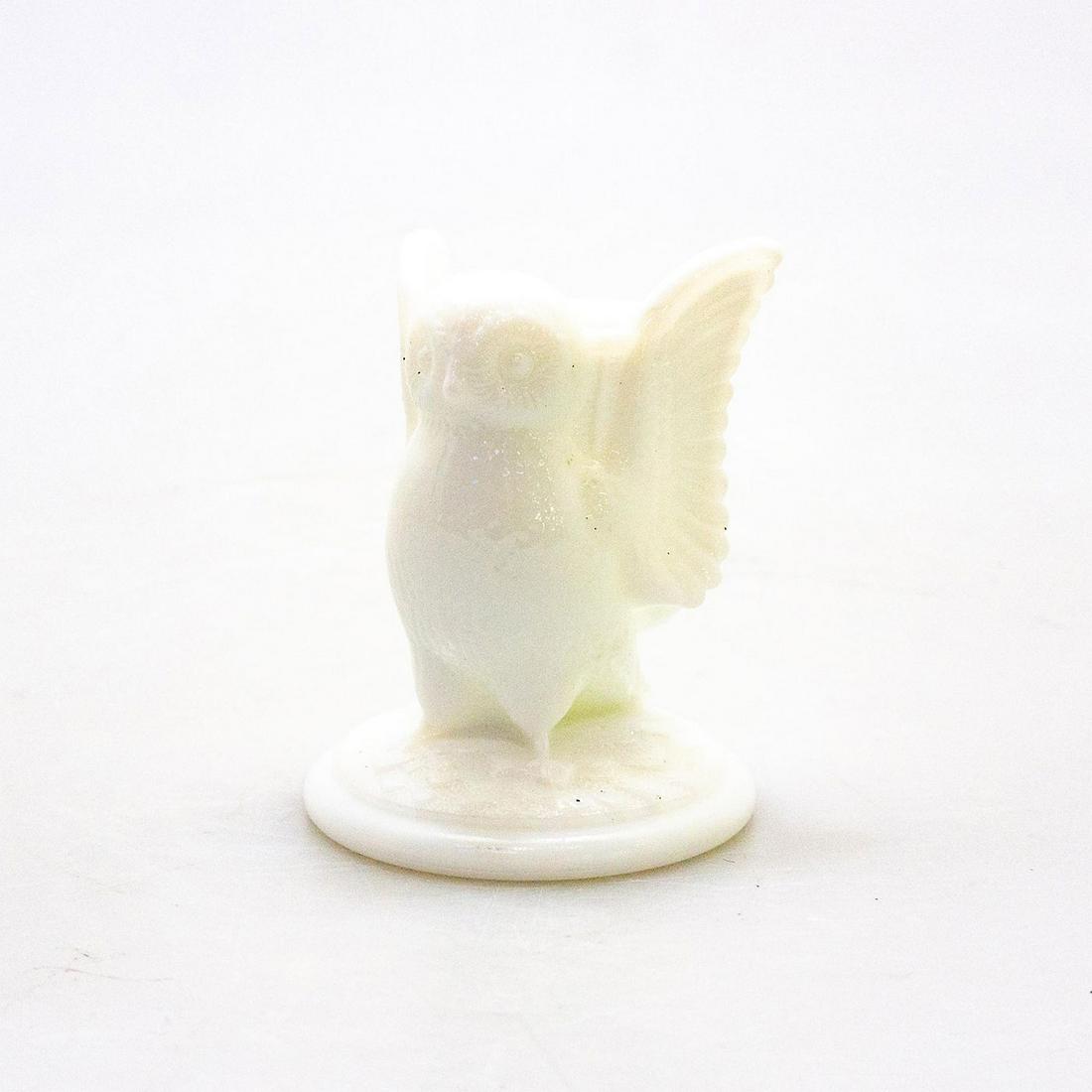 VINTAGE WHITE MILK GLASS PETITE OWL EGG CUP (1 of 3)