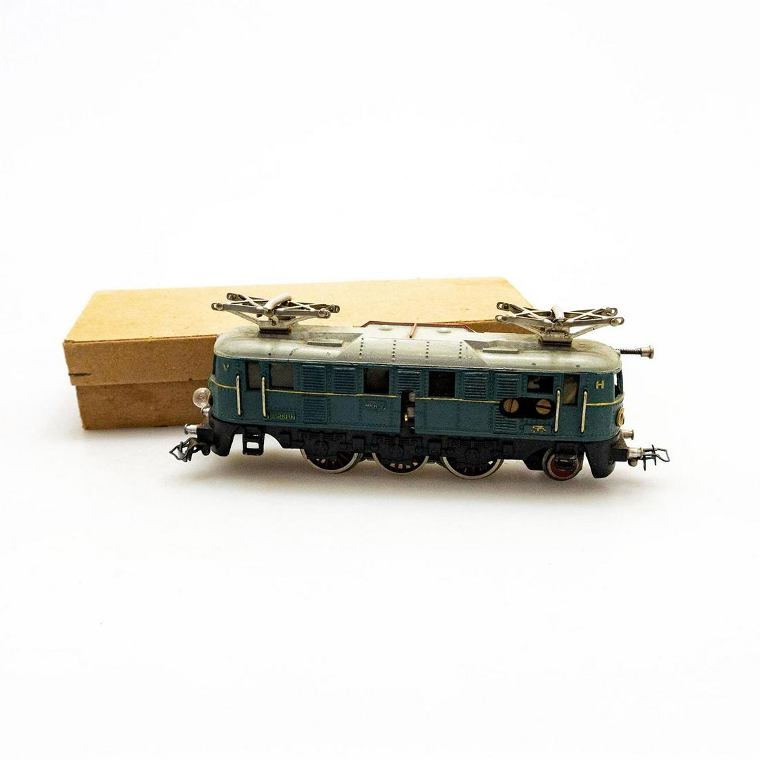 Vintage Marklin Ho Scale Locomotive Model Train Car: Marklin locomotive with excellent detail and craftsmanship. Untested. Issued: 20th c. Dimensions: 3"H x 7.5"L Manufacturer: Marklin Country of Origin: Germany