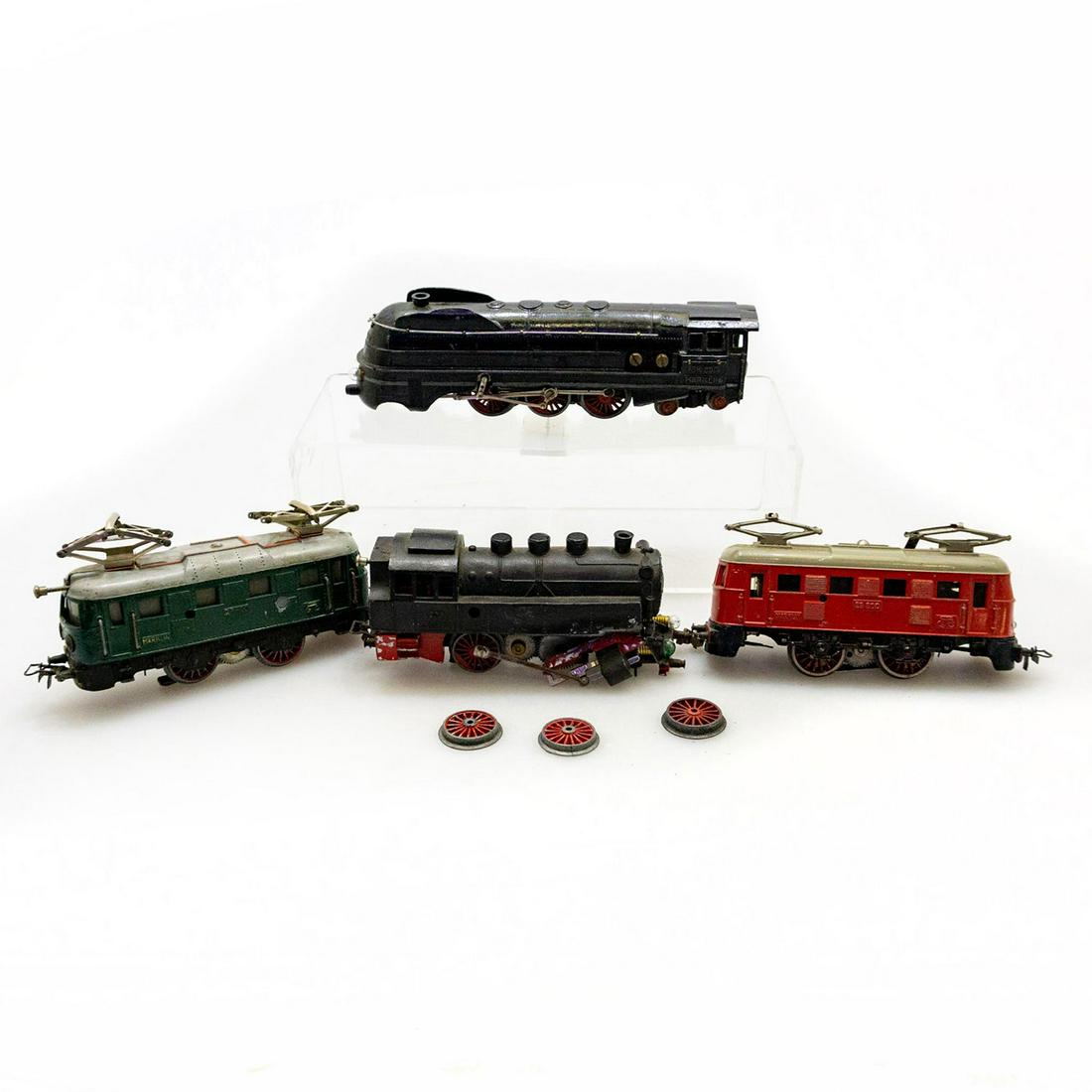 4 Marklin Model Train Locomotives, Utilize For Parts: Four vintage Marklin locomotives that are not in working order. They can be repaired or used for parts. Issued: 20th c. Dimensions: 2.5"H x 9.5"L Manufacturer: Marklin Country of Origin: Germany