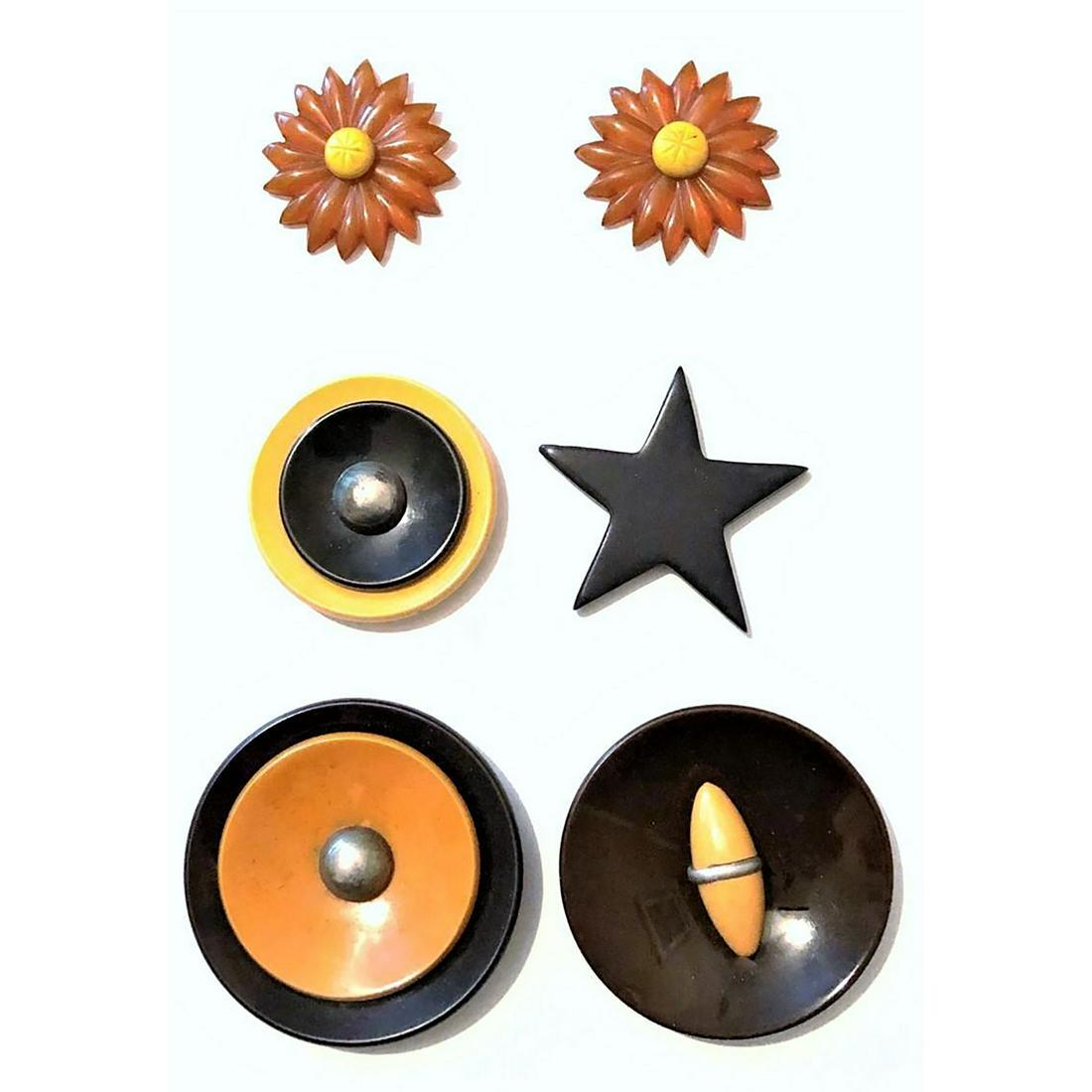 Two Small Cards Of Assorted Bakelite Buttons: 12 Medium and Large Bakelite buttons including hats. The lot includes 5 crowns and hats, and 6 other cool Bakelite buttons. Issued: DIVISION 1=PRE 1918 AND DIVISION 3 IS AFTER 1918 Dimensions: SM=Less