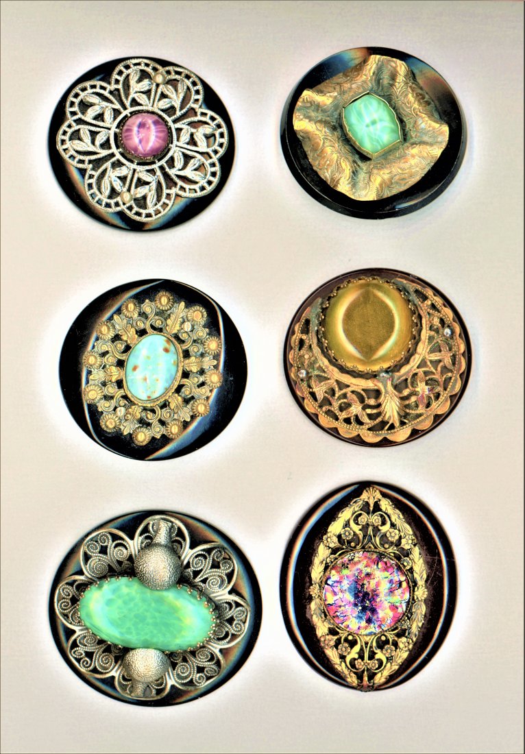 Small Card Of Bakelite Buttons Including Jeweled: 6 Large thick brown and black Bakelite buttons. This lot includes 6 different jewel centered Bakelite coat buttons. Very nice. Issued: DIVISION 1=PRE 1918 AND DIVISION 3 IS AFTER 1918 Dimensions: SM=L