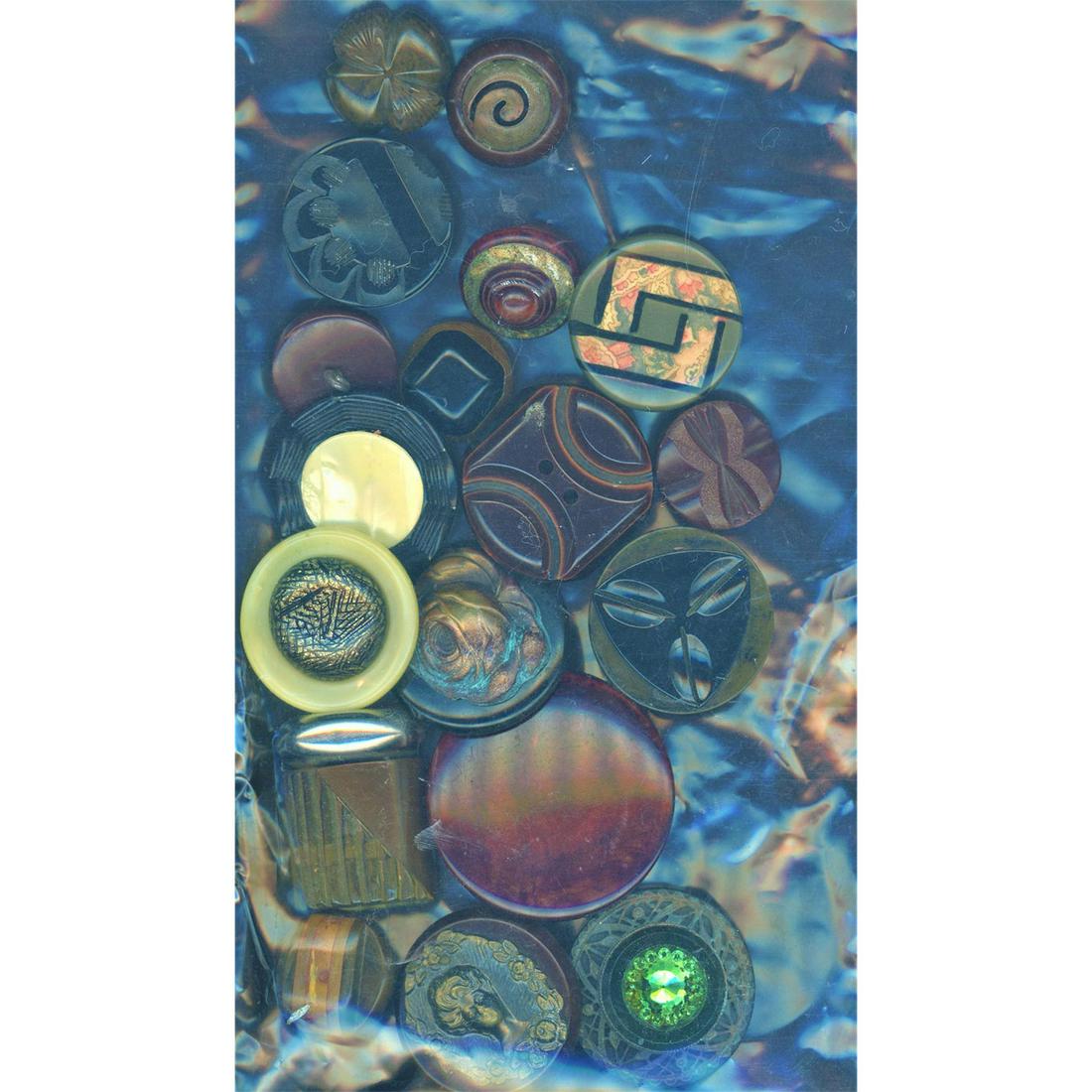 A Bag Lot Of Assorted Bakelite Buttons: A bag lot of mostly Bakelite coat buttons with assorted centers. This lot includes a beautiful large coat button with precision inlay glass and much more. Issued: DIVISION 1=PRE 1918 AND DIVISION 3 IS