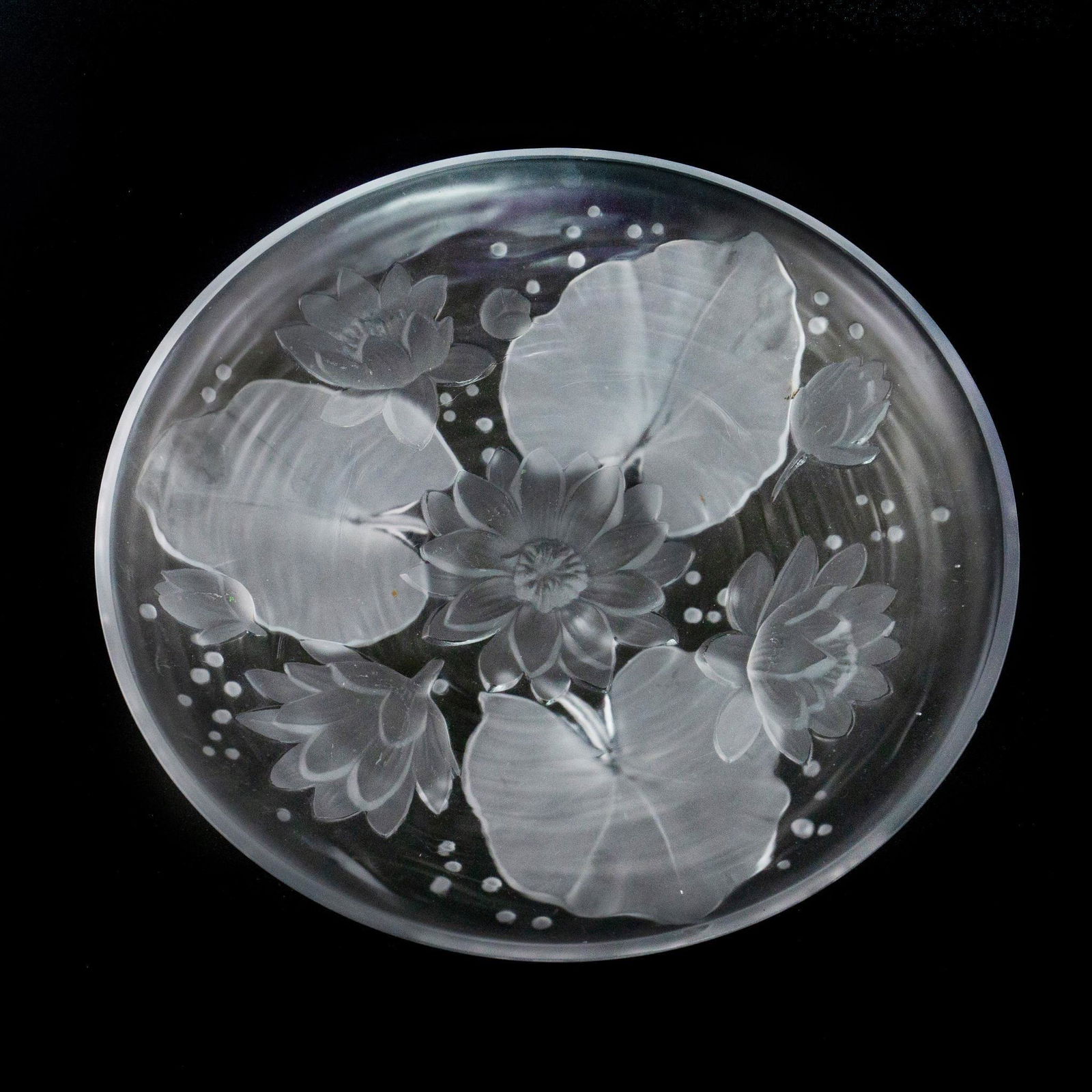 Verlys American Art Glass Charger, Waterlilies: Vintage circular shaped form; molded glass. Depicts pool of waterlilies; bubble effect. Stunning centerpiece bowl; waterlilies design floats above in relief white the leaves design are made below. Etc