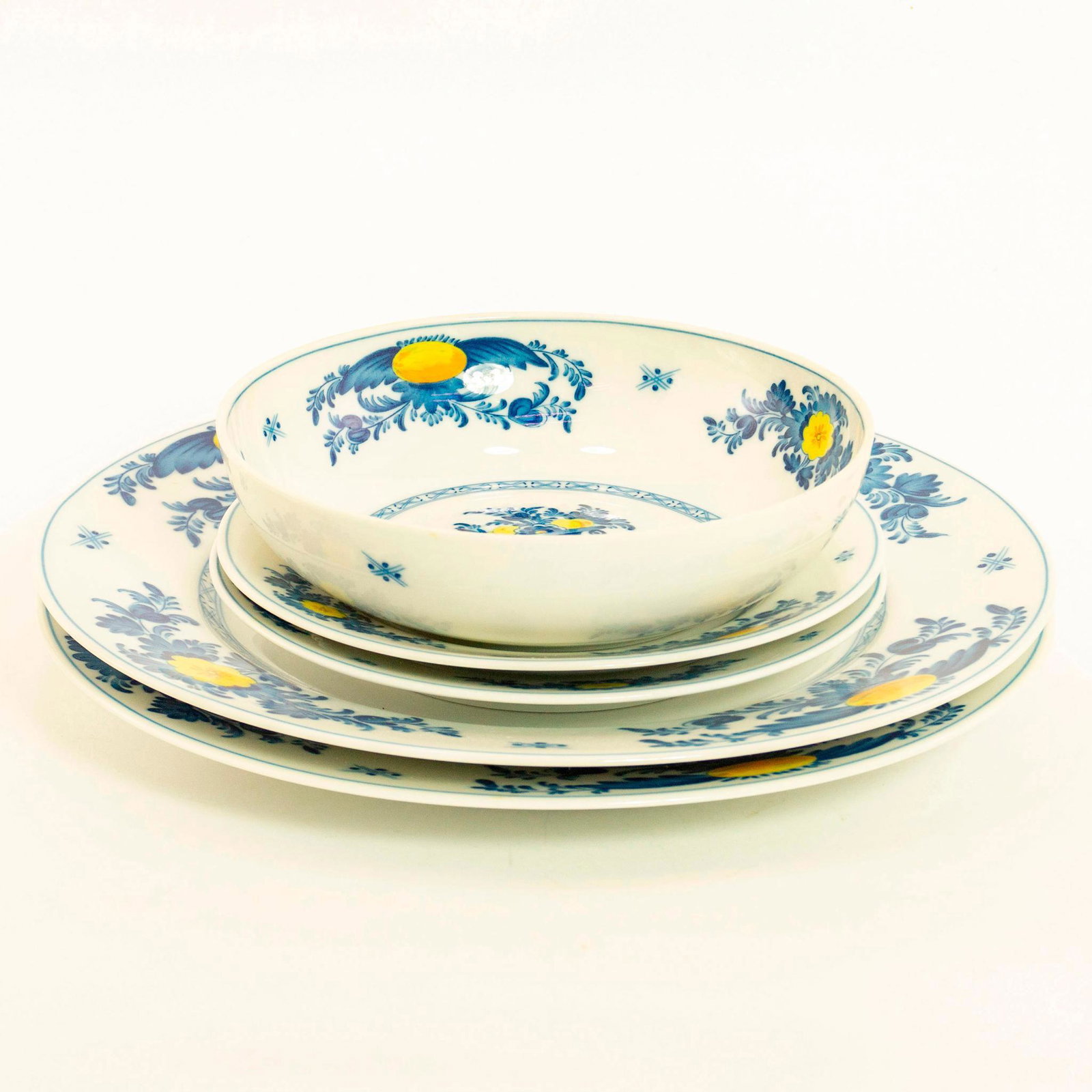 Vista Alegre Ceramic Plates and Bowl, Viana Pattern (1 of 12)