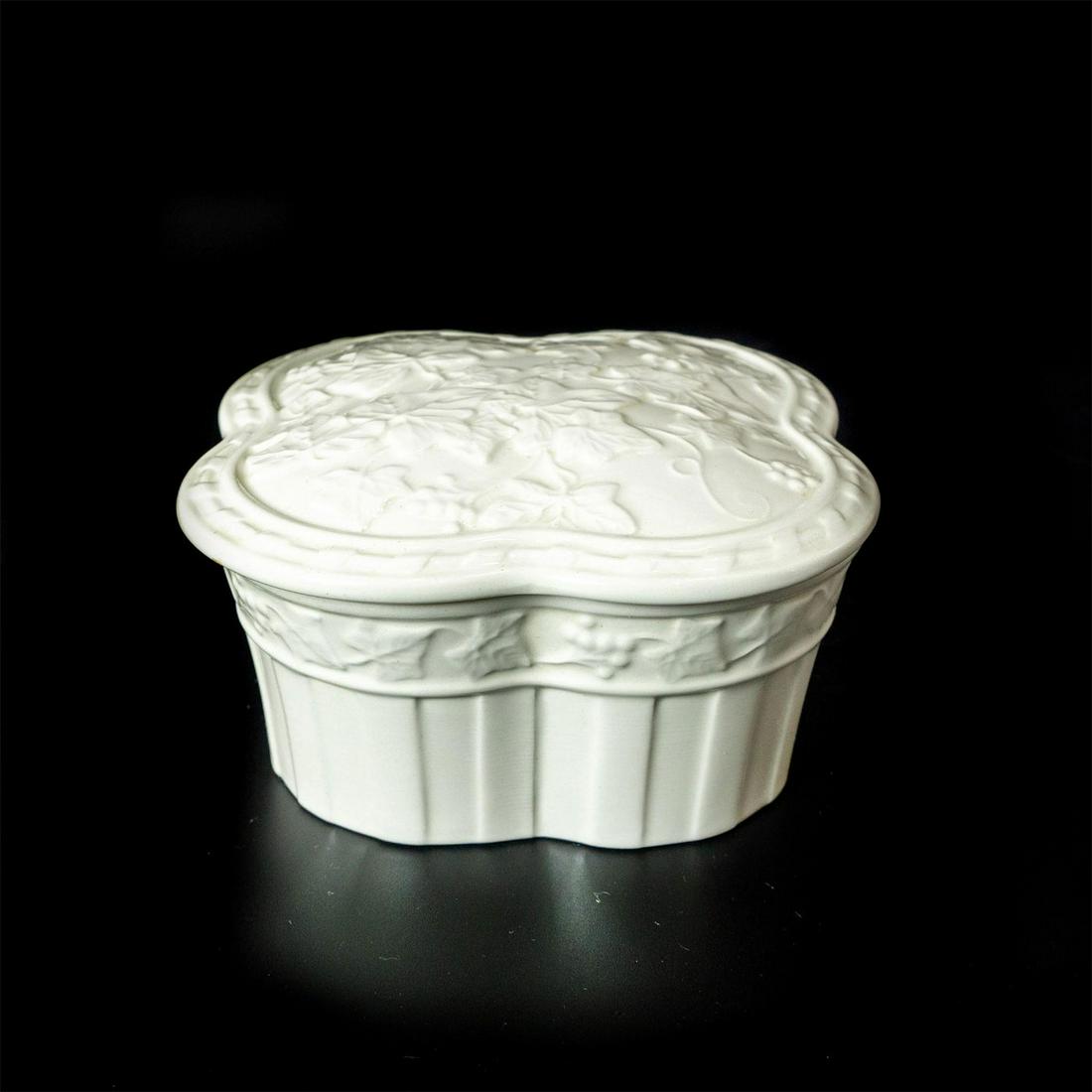 Vintage Wedgwood Classic Garden Lidded Box: Fine earthenware box with Classic Garden leaves pattern. Wedgwood backstamp. Issued: 20th c. Dimensions: 5"W x 2"H Manufacturer: Wedgwood Country of Origin: England