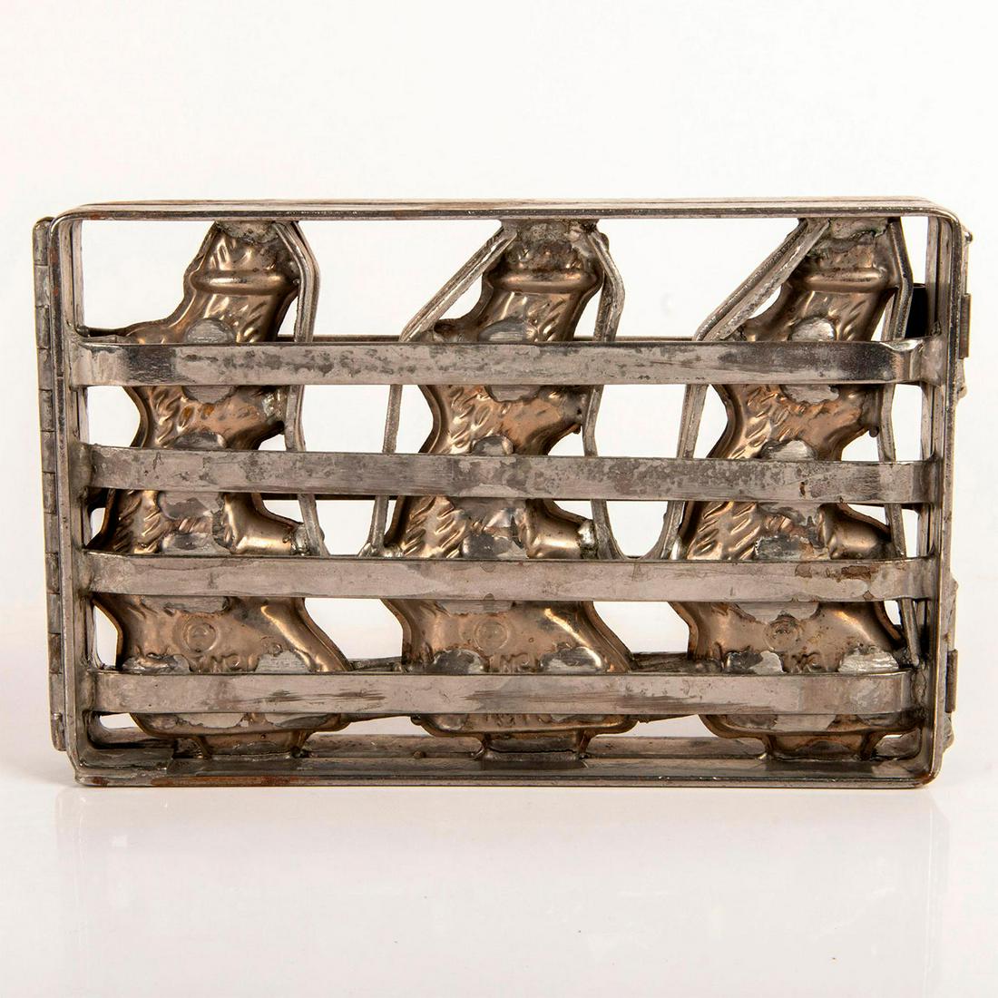 Vintage Metal Chocolate Mold, Warner Bros Bugs Bunny: Heavy, metal; With clasps. Full body of Bugs Bunny. Issued: 20th c. Dimensions: 11"L x 7"W