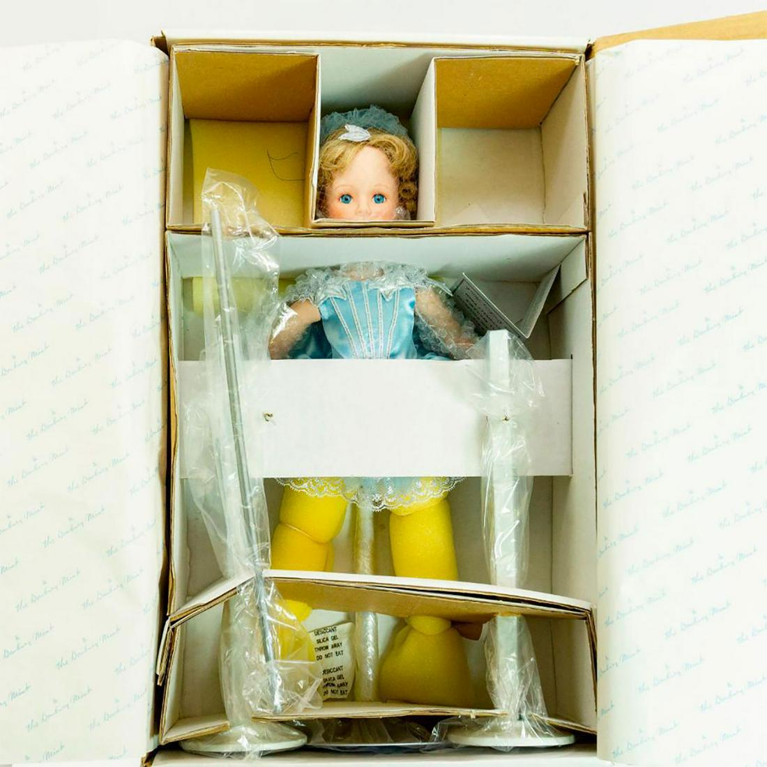 Danbury Mint, Sarah Doll: Original Factory Boxing, Sarah is a beautiful collector doll of a young ballerina practicing the "second position". A Danbury Mint exclusive. Sculpted by renowned doll artist Susan Wakeen, Sarah's hea