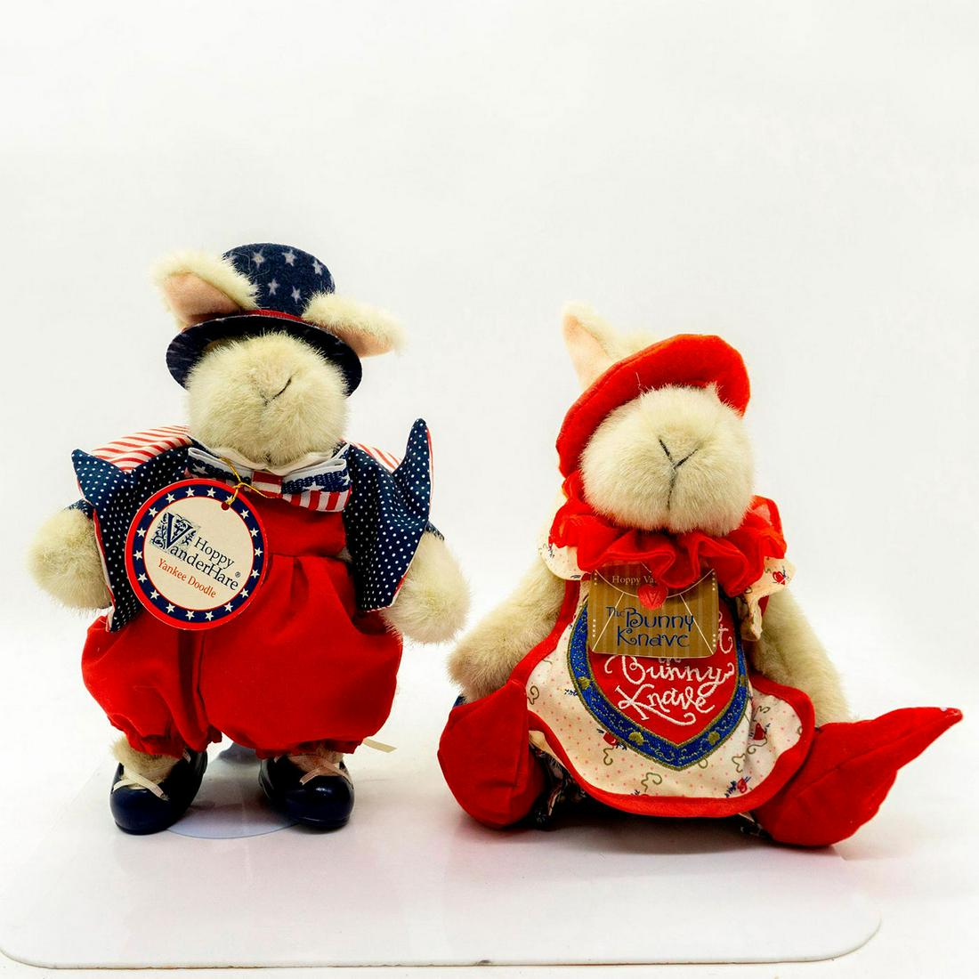 2 North American Plush Rabbits, Yankee Doodle And Knave: White mohair, jointed limbs. Patriotic coat, bowtie, and top hat. White apron with colorful stitching. Hoppy VanderHare collection. Original tags attached. One comes with stand. Age related wear. #plu