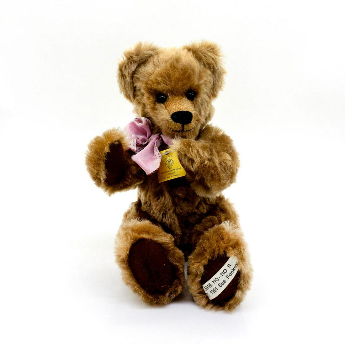 Sue E Foskey Teddy Bear, Jami No No II: Fully jointed, mohair, glass eyes. Wearing a beautiful pink ribbon with gold details around neck. Once the head is rotated the tail rotates along with it. Original tag attached. Artist: Sue E Foskey D