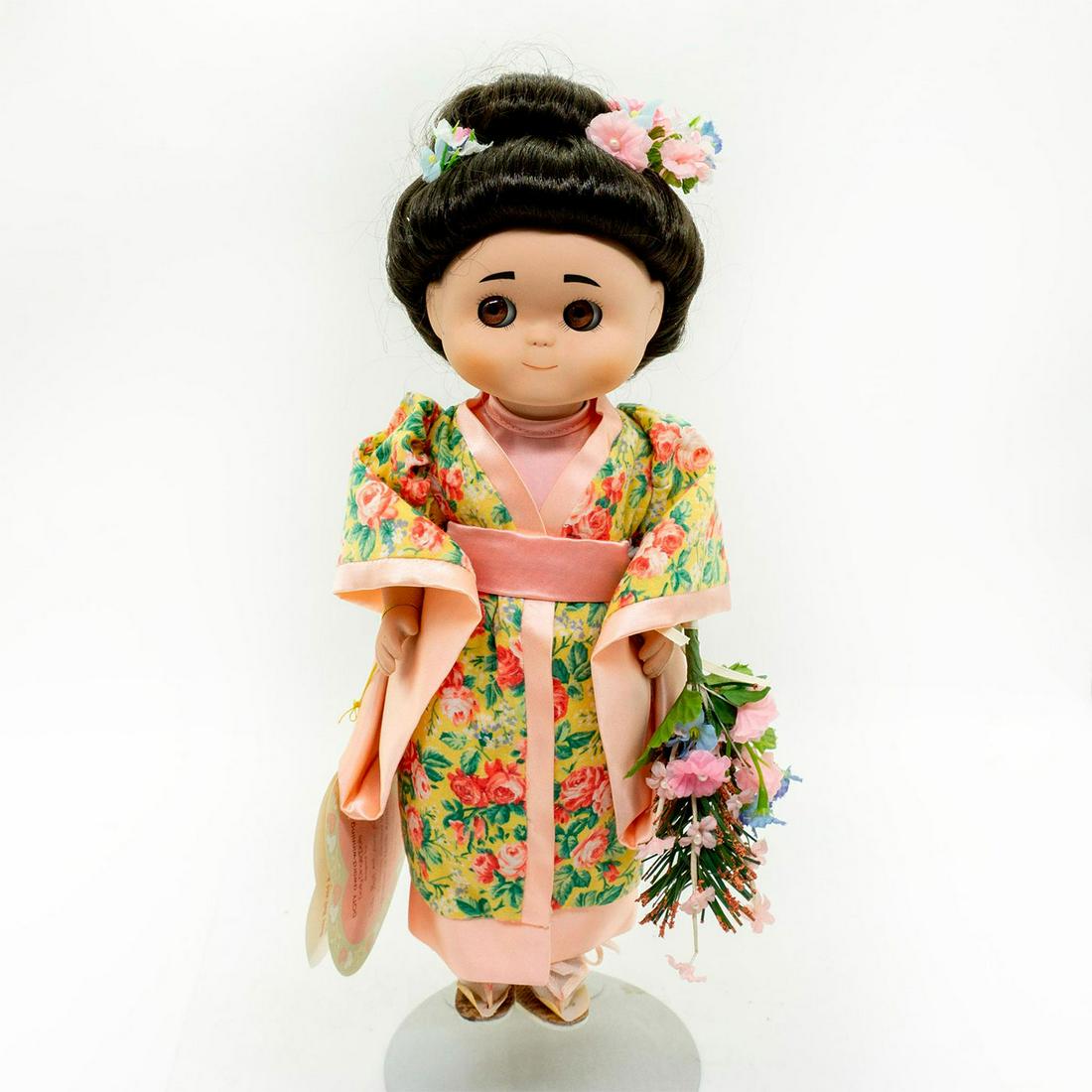 Goebel, Dolly Dingle Yum Yum Porcelain Doll: Limited edition 212 of 500. Yum yum is wearing Japanese Kimono inspired clothes and holding a bouquet of flowers. Comes with original tags, box and certificate of authenticity. #kimono #bisquedoll #as
