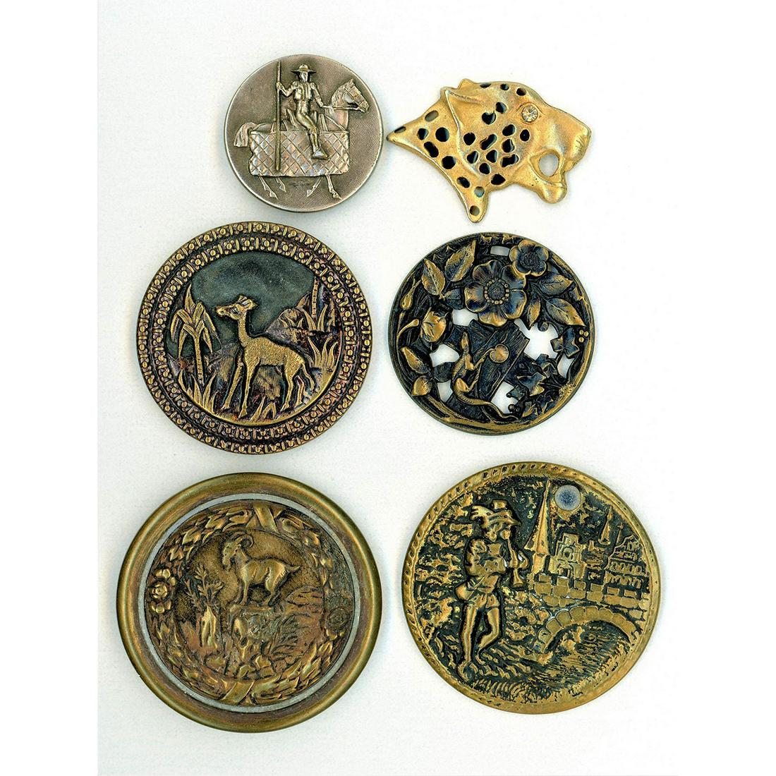 A SMALL CARD OF ASSORTED METAL DIV 1 & 3 ANIMAL BUTTONS (1 of 4)