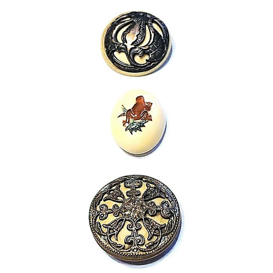 A SMALL CARD OF NATURAL MATERIAL BUTTONS INCL SHIBAYAMA (1 of 5)