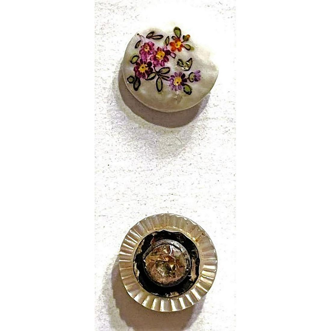 A SMALL CARD OF 18TH CENTURY BUTTONS (1 of 4)