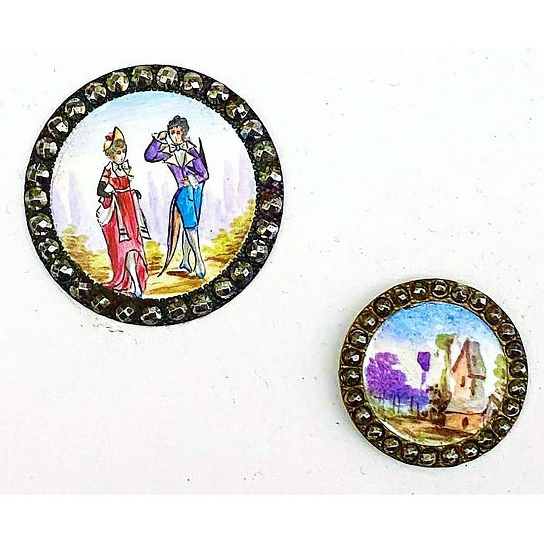 A SMALL CARD OF DIVISION ONE POYCHROME ENAMEL BUTTONS (1 of 4)