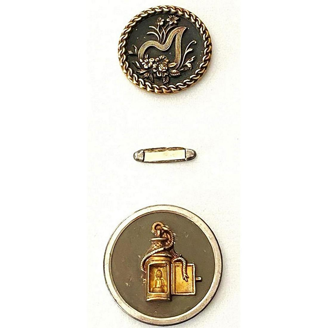 A SMALL CARD OF DIV 1 ASSORTED OBJECT BUTTONS (1 of 5)