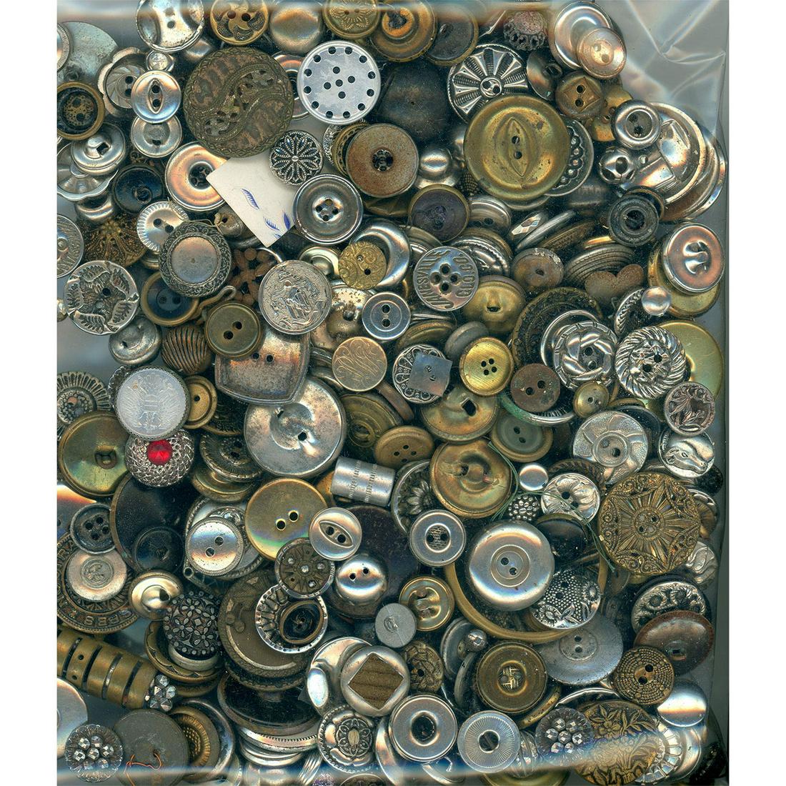 A LARGE BAG LOT OF ASSORTED METAL BUTTONS (1 of 2)